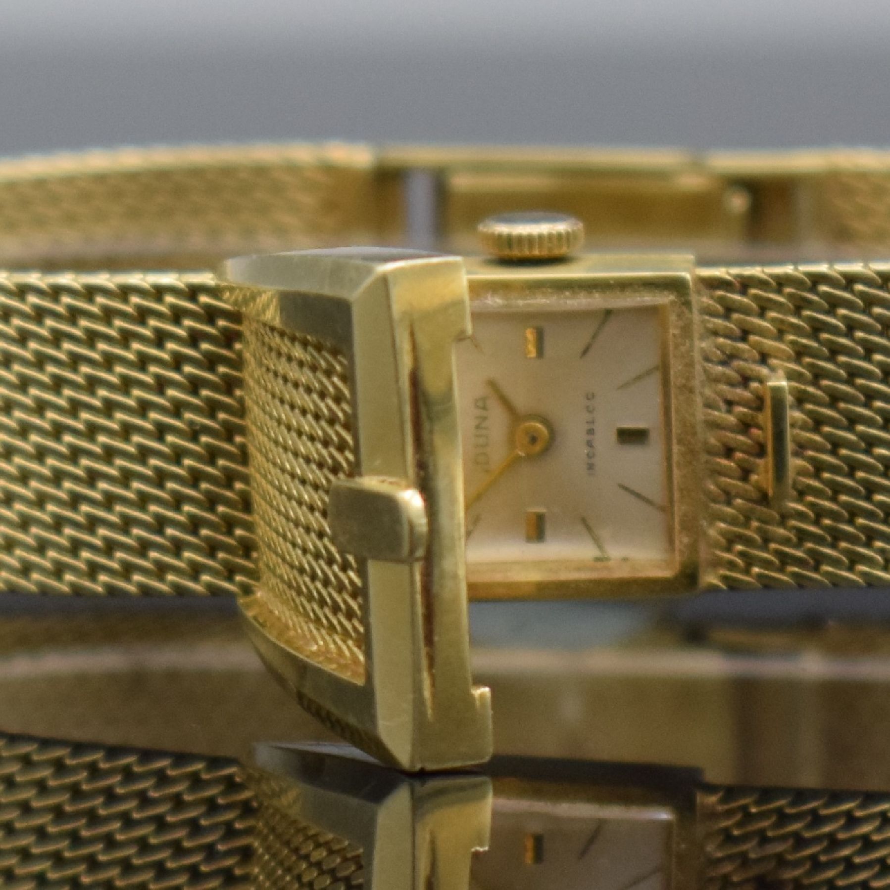 Detail a: DUNA ausgefallene Damenarmbanduhr in GG 585/000, Schweiz um 1965, Handaufzug, 2- teil. Gehäuse, Boden aufgedr., Milanaiseband, stilis. Klappdeckel ...