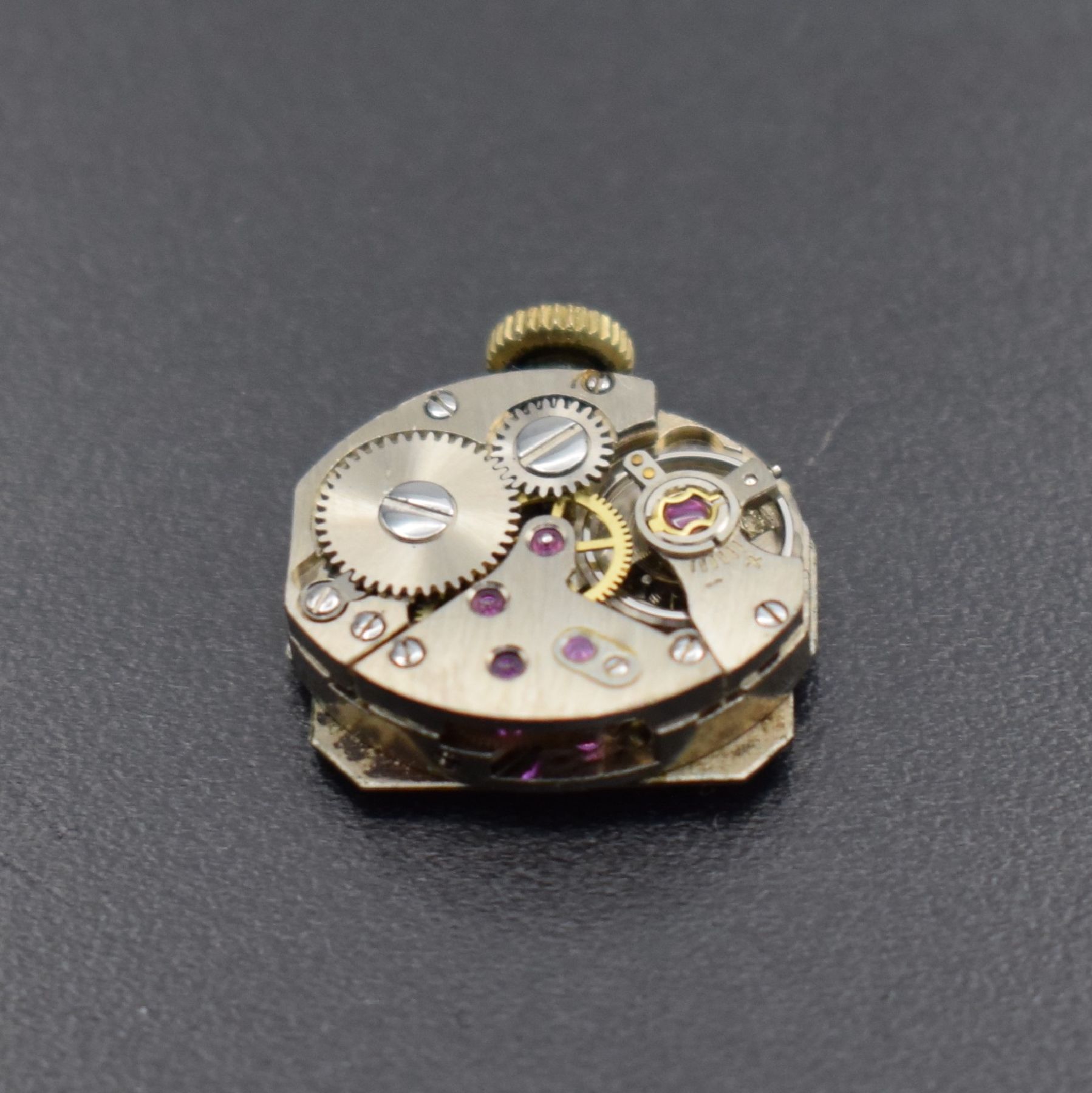 Detail g: DUNA ausgefallene Damenarmbanduhr in GG 585/000, Schweiz um 1965, Handaufzug, 2- teil. Gehäuse, Boden aufgedr., Milanaiseband, stilis. Klappdeckel ...