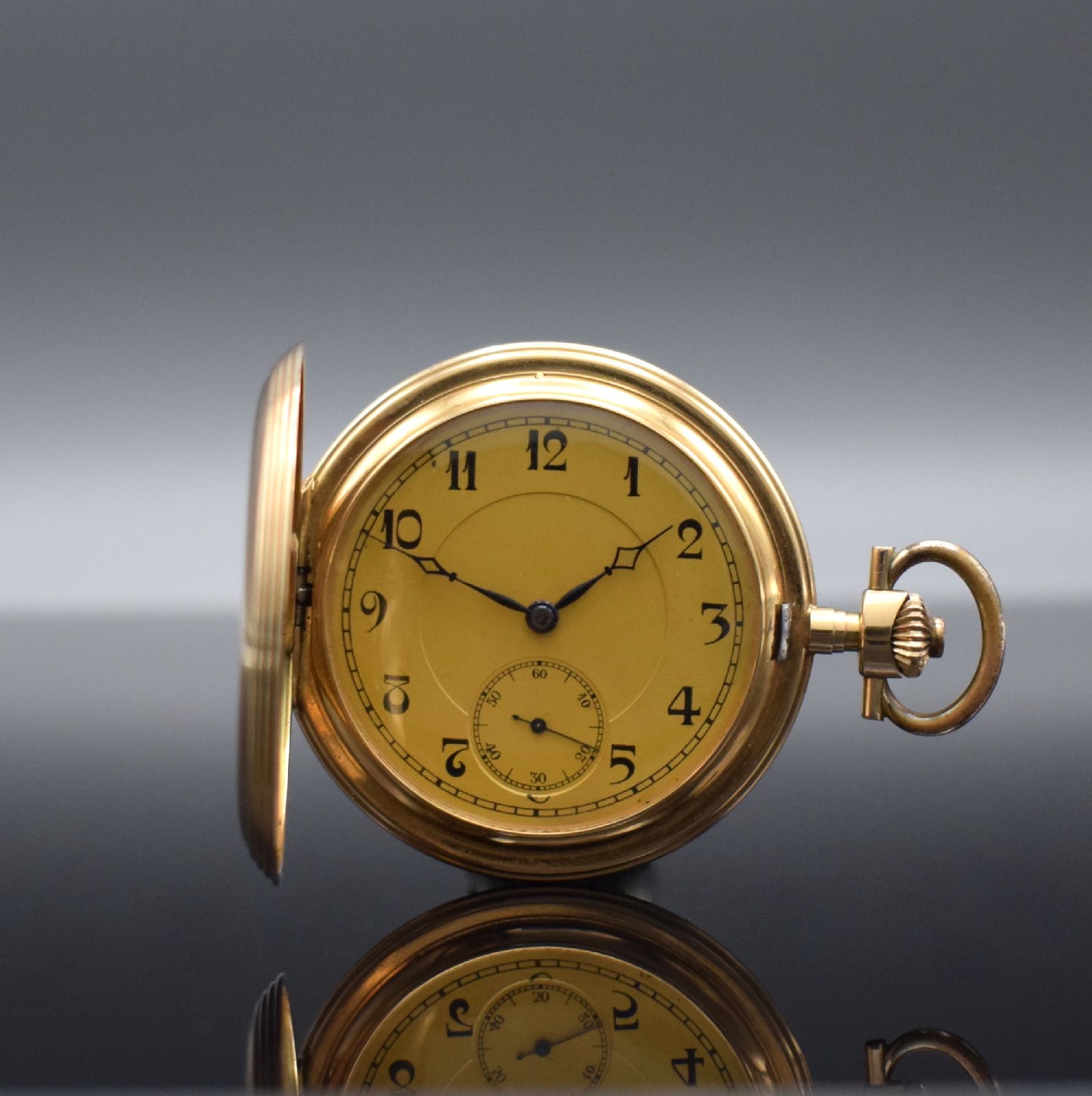 SAVONETTE in RoseG 585/000, Schweiz um 1910, 3-Deckel Goldgeh., Sprungdeckel mit Monogramm, Metallzifferbl. m. arab. Zahlen, Kathedral- Zeiger, silb. ...
