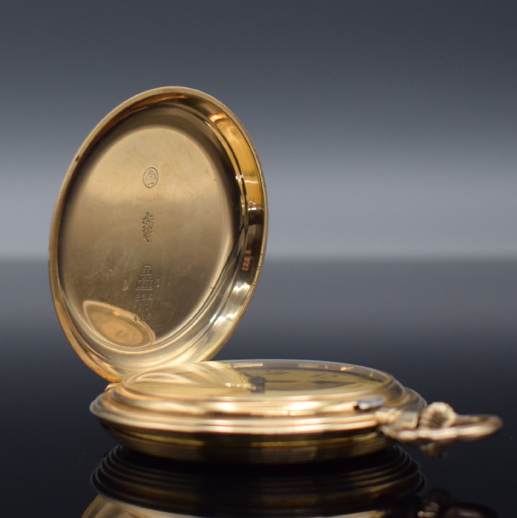 Detail a: SAVONETTE in RoseG 585/000, Schweiz um 1910, 3-Deckel Goldgeh., Sprungdeckel mit Monogramm, Metallzifferbl. m. arab. Zahlen, Kathedral- Zeiger, silb. ...