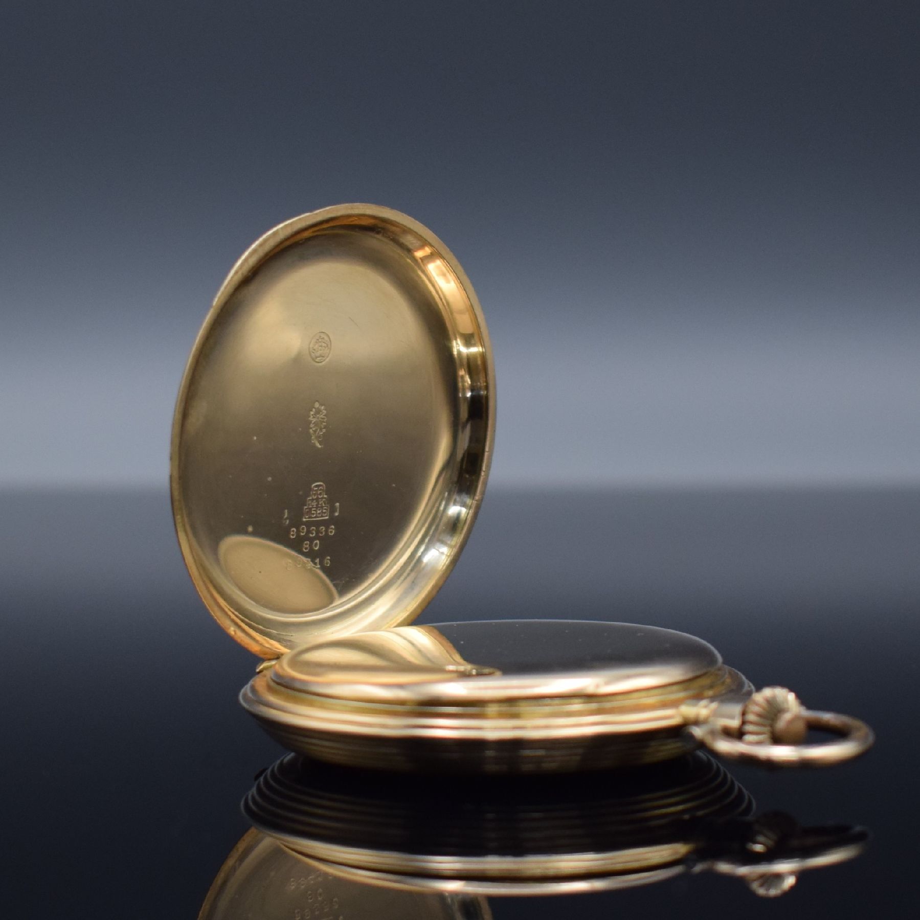 Detail d: SAVONETTE in RoseG 585/000, Schweiz um 1910, 3-Deckel Goldgeh., Sprungdeckel mit Monogramm, Metallzifferbl. m. arab. Zahlen, Kathedral- Zeiger, silb. ...