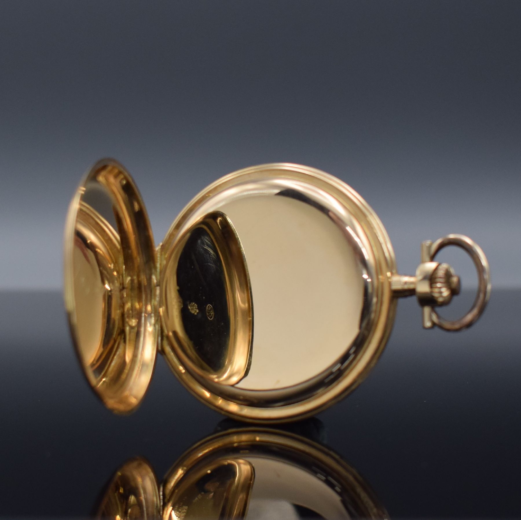 Detail e: SAVONETTE in RoseG 585/000, Schweiz um 1910, 3-Deckel Goldgeh., Sprungdeckel mit Monogramm, Metallzifferbl. m. arab. Zahlen, Kathedral- Zeiger, silb. ...