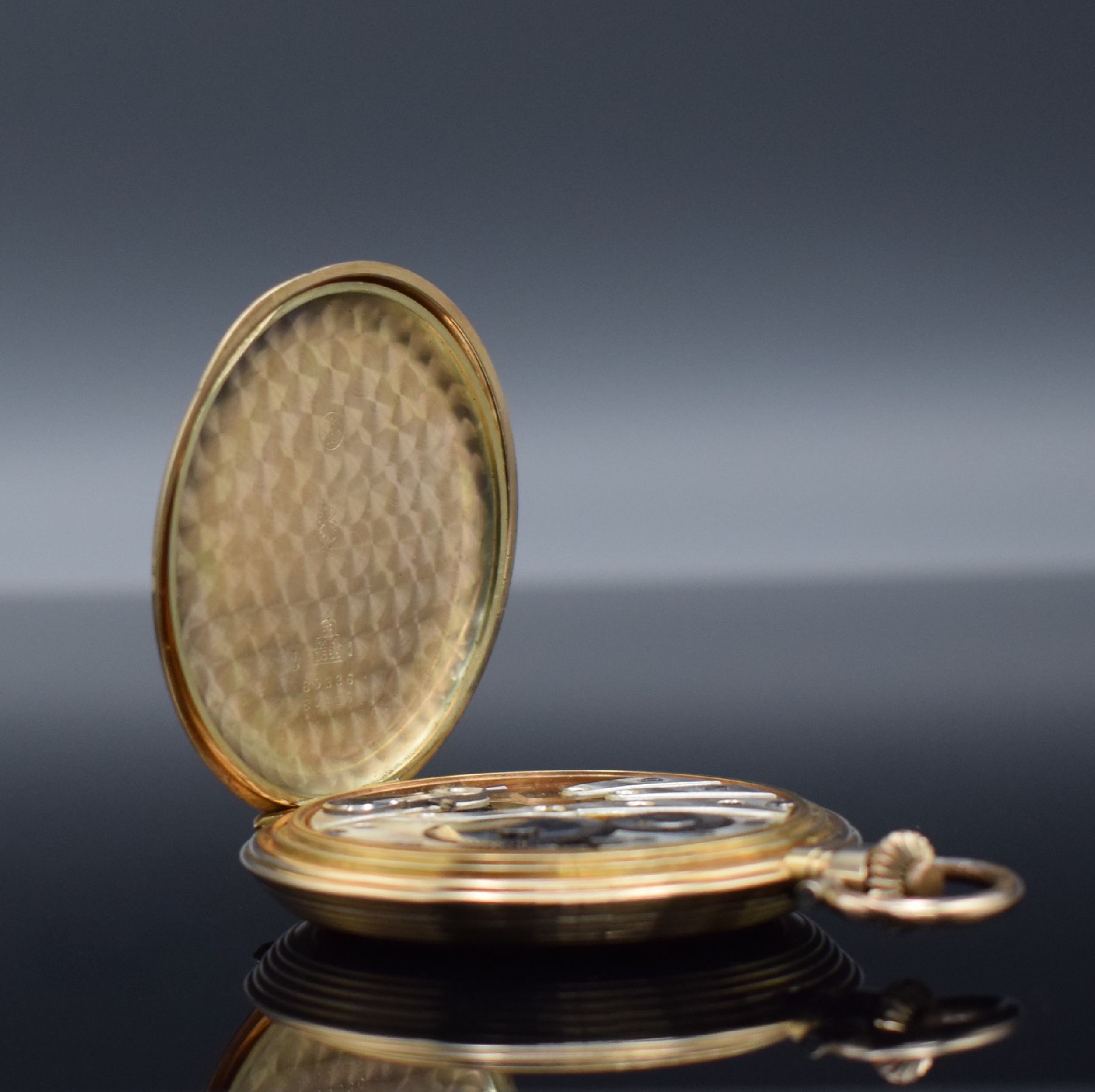 Detail f: SAVONETTE in RoseG 585/000, Schweiz um 1910, 3-Deckel Goldgeh., Sprungdeckel mit Monogramm, Metallzifferbl. m. arab. Zahlen, Kathedral- Zeiger, silb. ...