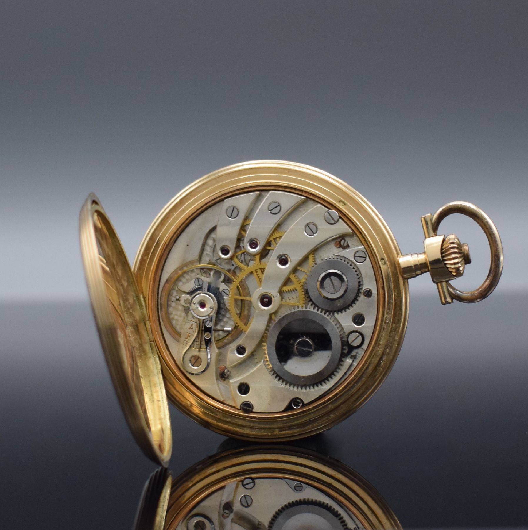Detail g: SAVONETTE in RoseG 585/000, Schweiz um 1910, 3-Deckel Goldgeh., Sprungdeckel mit Monogramm, Metallzifferbl. m. arab. Zahlen, Kathedral- Zeiger, silb. ...