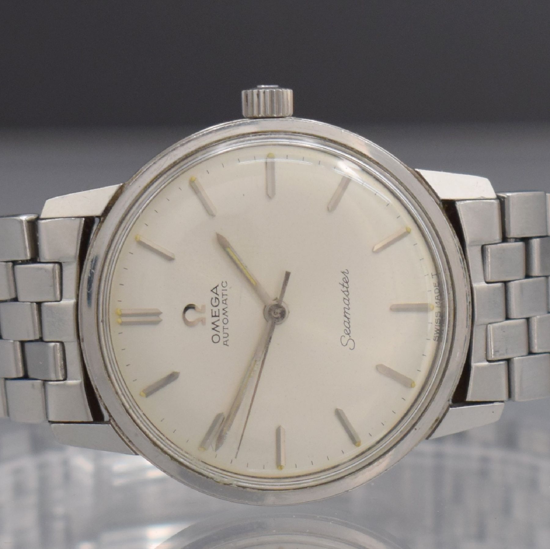 Detail a: OMEGA Seamaster Herrenarmbanduhr in Stahl, Schweiz um 1968, Automatik, Ref. 165.002, geschr. Boden m. Seamaster-Symbolik, Omega Gliederband m. ...
