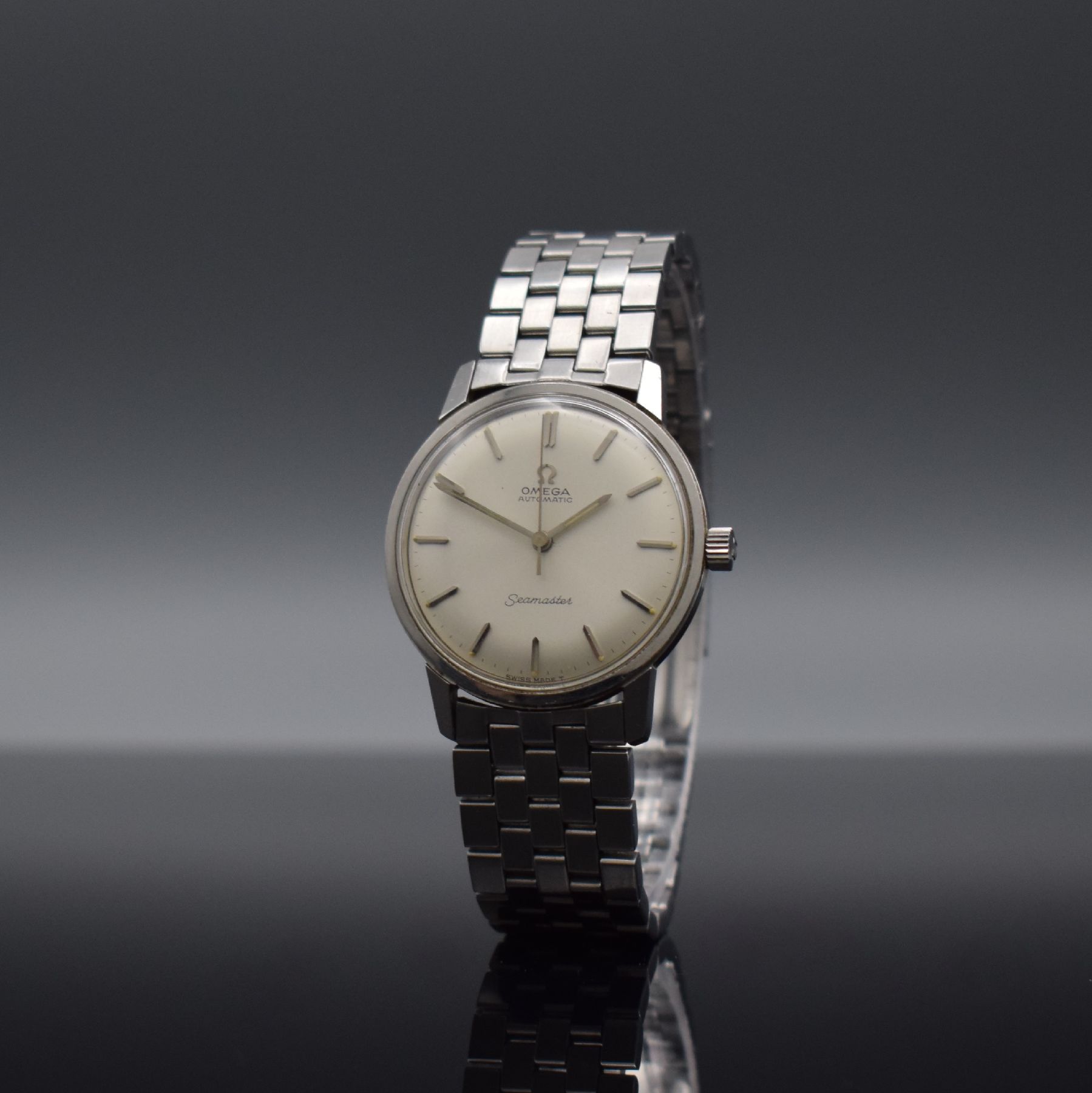 Detail b: OMEGA Seamaster Herrenarmbanduhr in Stahl, Schweiz um 1968, Automatik, Ref. 165.002, geschr. Boden m. Seamaster-Symbolik, Omega Gliederband m. ...