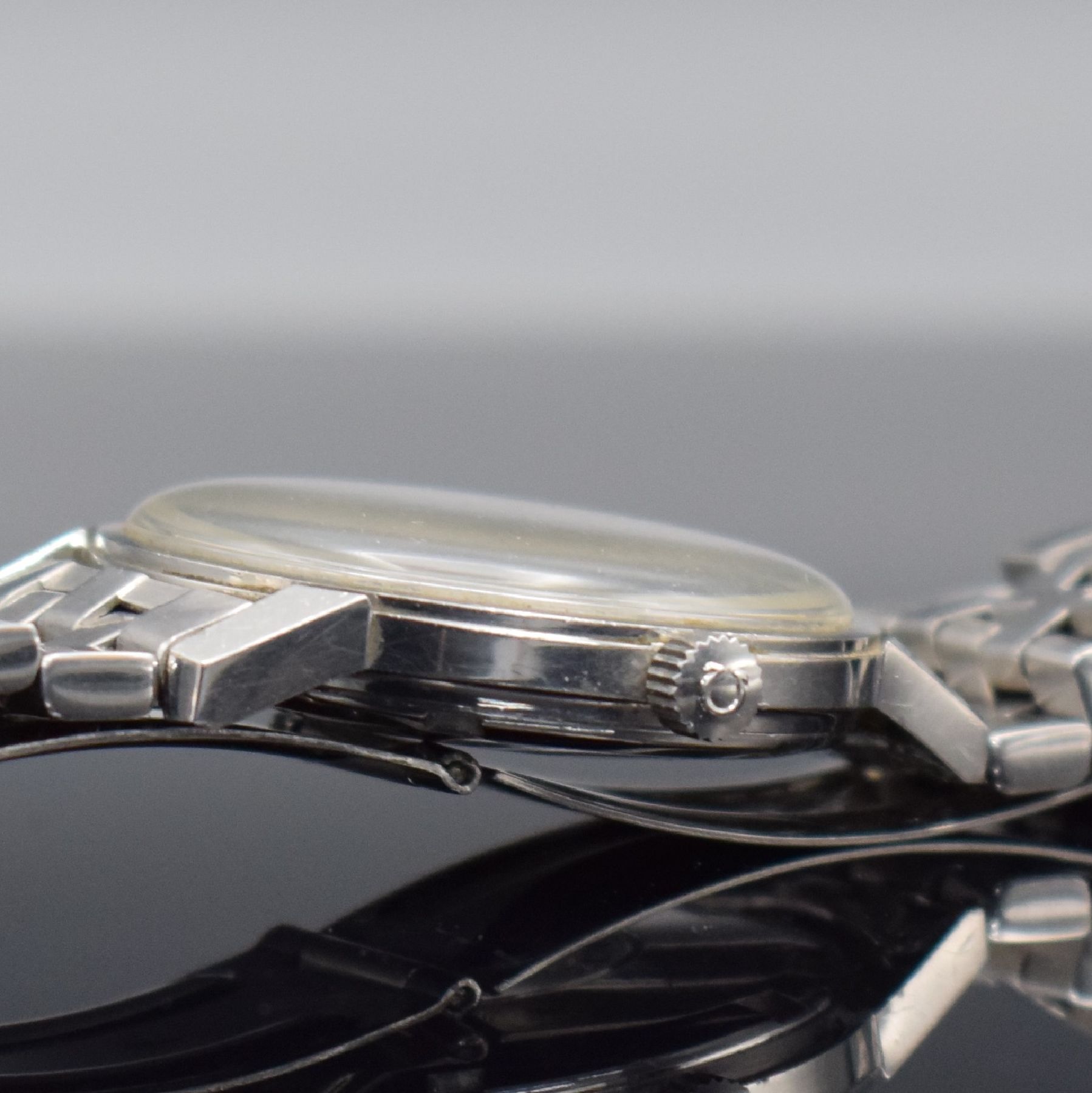 Detail e: OMEGA Seamaster Herrenarmbanduhr in Stahl, Schweiz um 1968, Automatik, Ref. 165.002, geschr. Boden m. Seamaster-Symbolik, Omega Gliederband m. ...