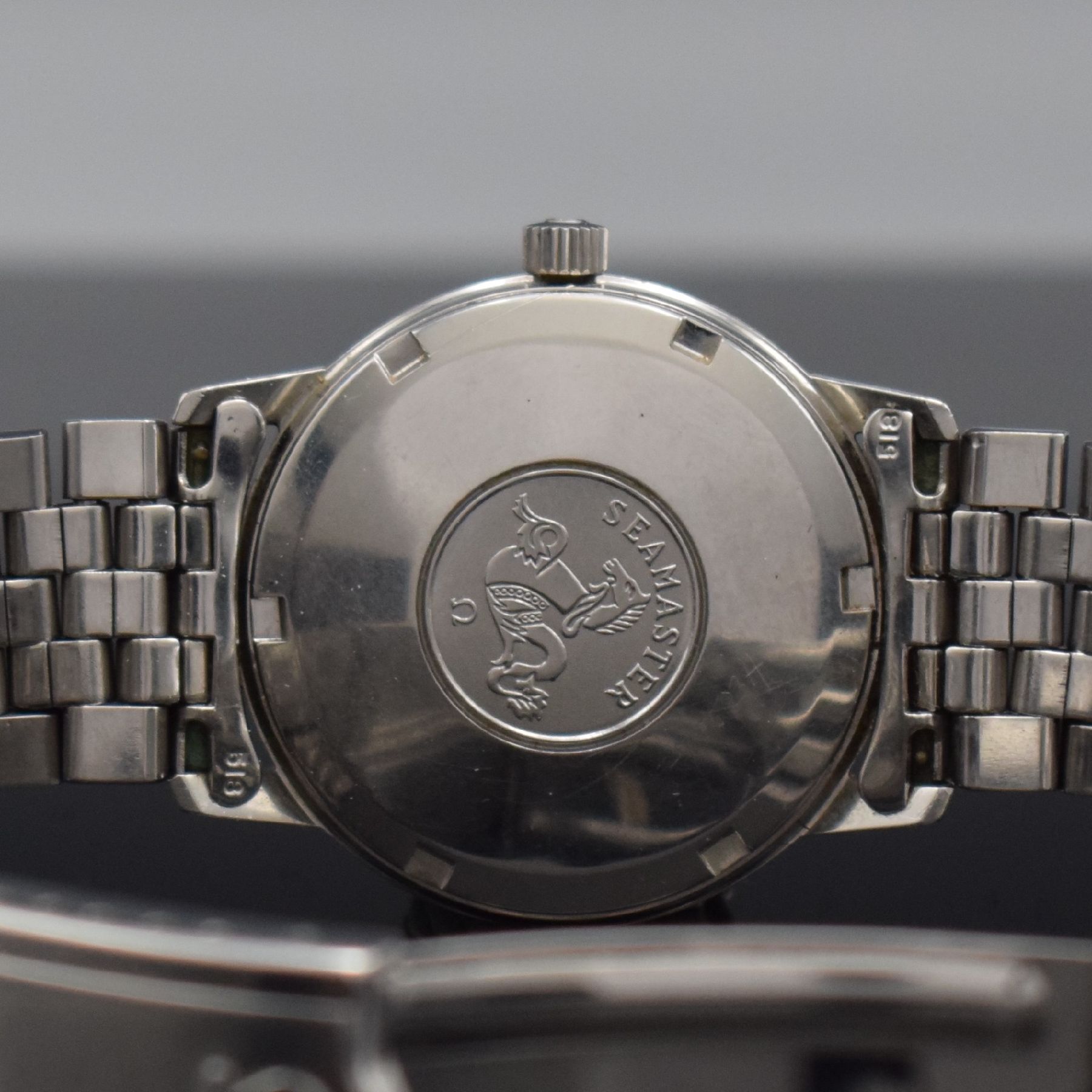 Detail f: OMEGA Seamaster Herrenarmbanduhr in Stahl, Schweiz um 1968, Automatik, Ref. 165.002, geschr. Boden m. Seamaster-Symbolik, Omega Gliederband m. ...