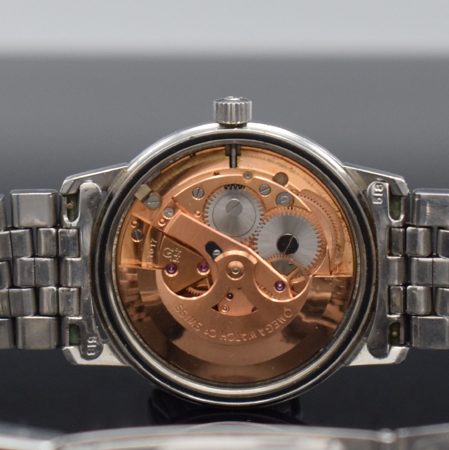 Detail g: OMEGA Seamaster Herrenarmbanduhr in Stahl, Schweiz um 1968, Automatik, Ref. 165.002, geschr. Boden m. Seamaster-Symbolik, Omega Gliederband m. ...