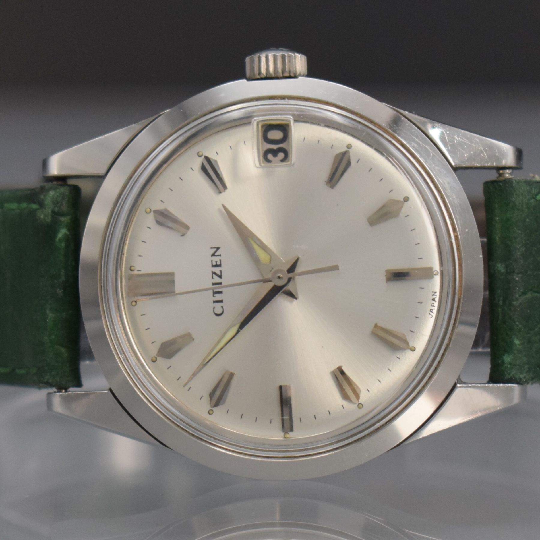 Detail a: CITIZEN Herrenarmbanduhr, Automatik, Japan um 1965, Edelstahlgeh., Boden verschr., silb. Zifferbl. m. aufgel. Indizes rest., Lanzenzeiger, Anz. v. ...