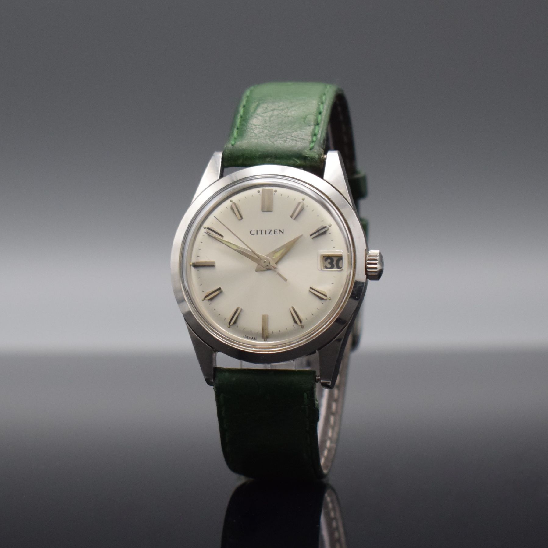 Detail b: CITIZEN Herrenarmbanduhr, Automatik, Japan um 1965, Edelstahlgeh., Boden verschr., silb. Zifferbl. m. aufgel. Indizes rest., Lanzenzeiger, Anz. v. ...