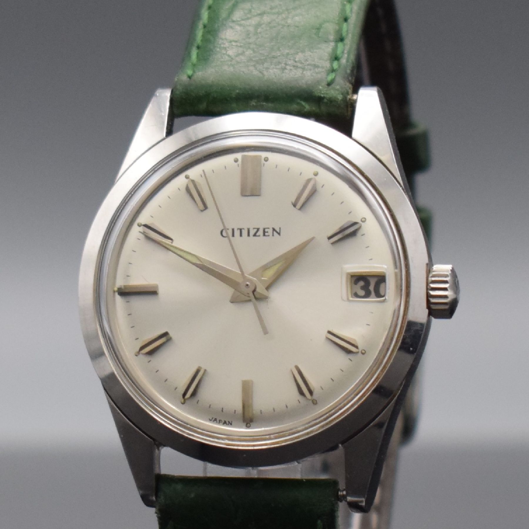 Detail c: CITIZEN Herrenarmbanduhr, Automatik, Japan um 1965, Edelstahlgeh., Boden verschr., silb. Zifferbl. m. aufgel. Indizes rest., Lanzenzeiger, Anz. v. ...