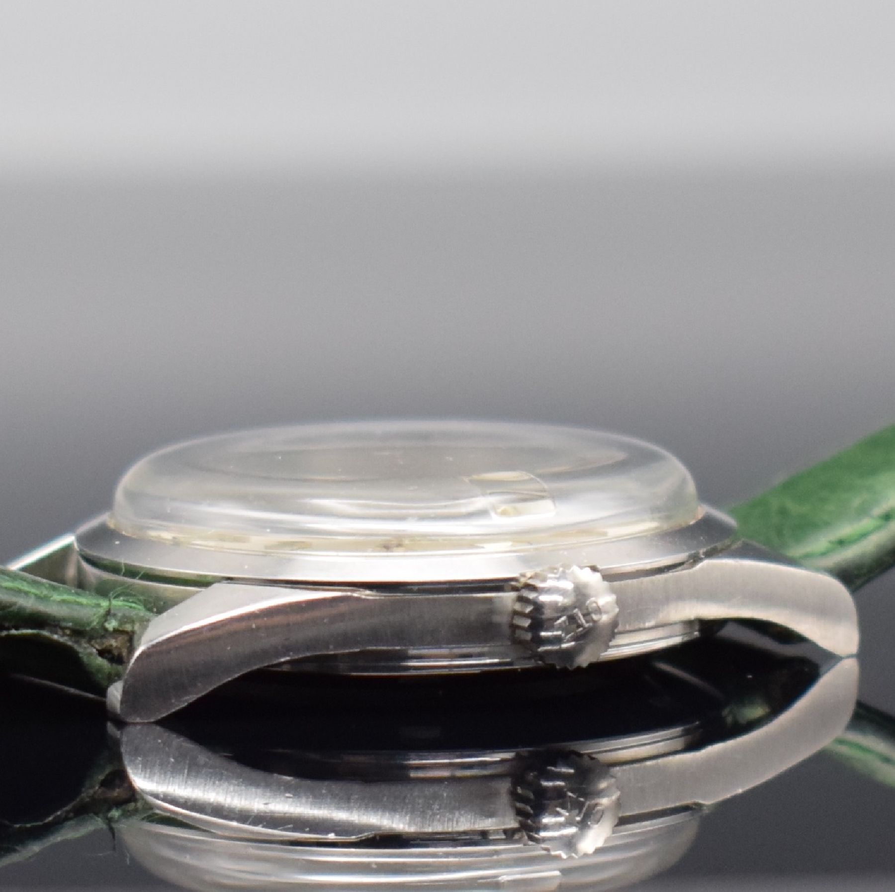 Detail d: CITIZEN Herrenarmbanduhr, Automatik, Japan um 1965, Edelstahlgeh., Boden verschr., silb. Zifferbl. m. aufgel. Indizes rest., Lanzenzeiger, Anz. v. ...