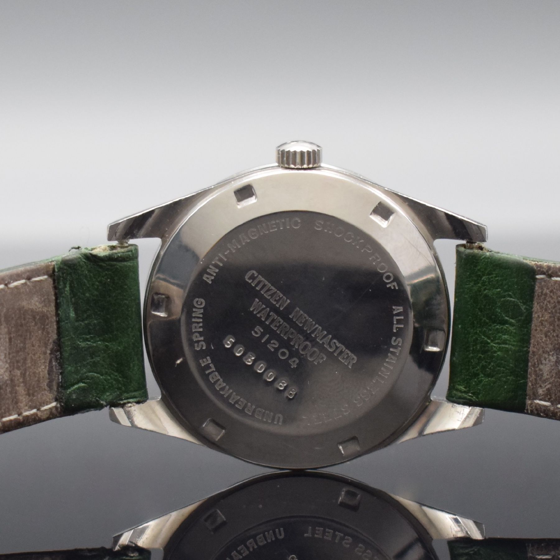 Detail e: CITIZEN Herrenarmbanduhr, Automatik, Japan um 1965, Edelstahlgeh., Boden verschr., silb. Zifferbl. m. aufgel. Indizes rest., Lanzenzeiger, Anz. v. ...