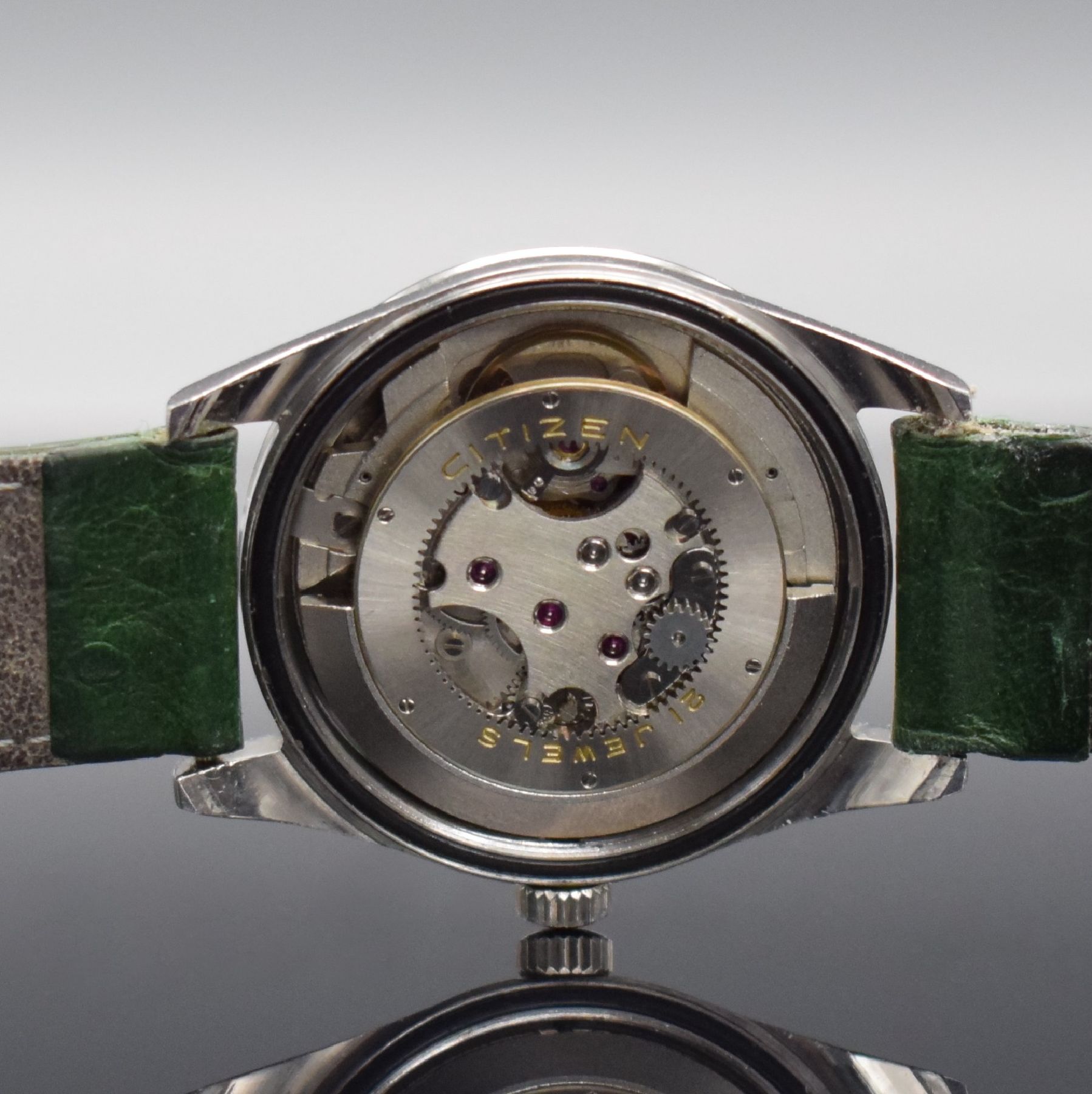 Detail g: CITIZEN Herrenarmbanduhr, Automatik, Japan um 1965, Edelstahlgeh., Boden verschr., silb. Zifferbl. m. aufgel. Indizes rest., Lanzenzeiger, Anz. v. ...
