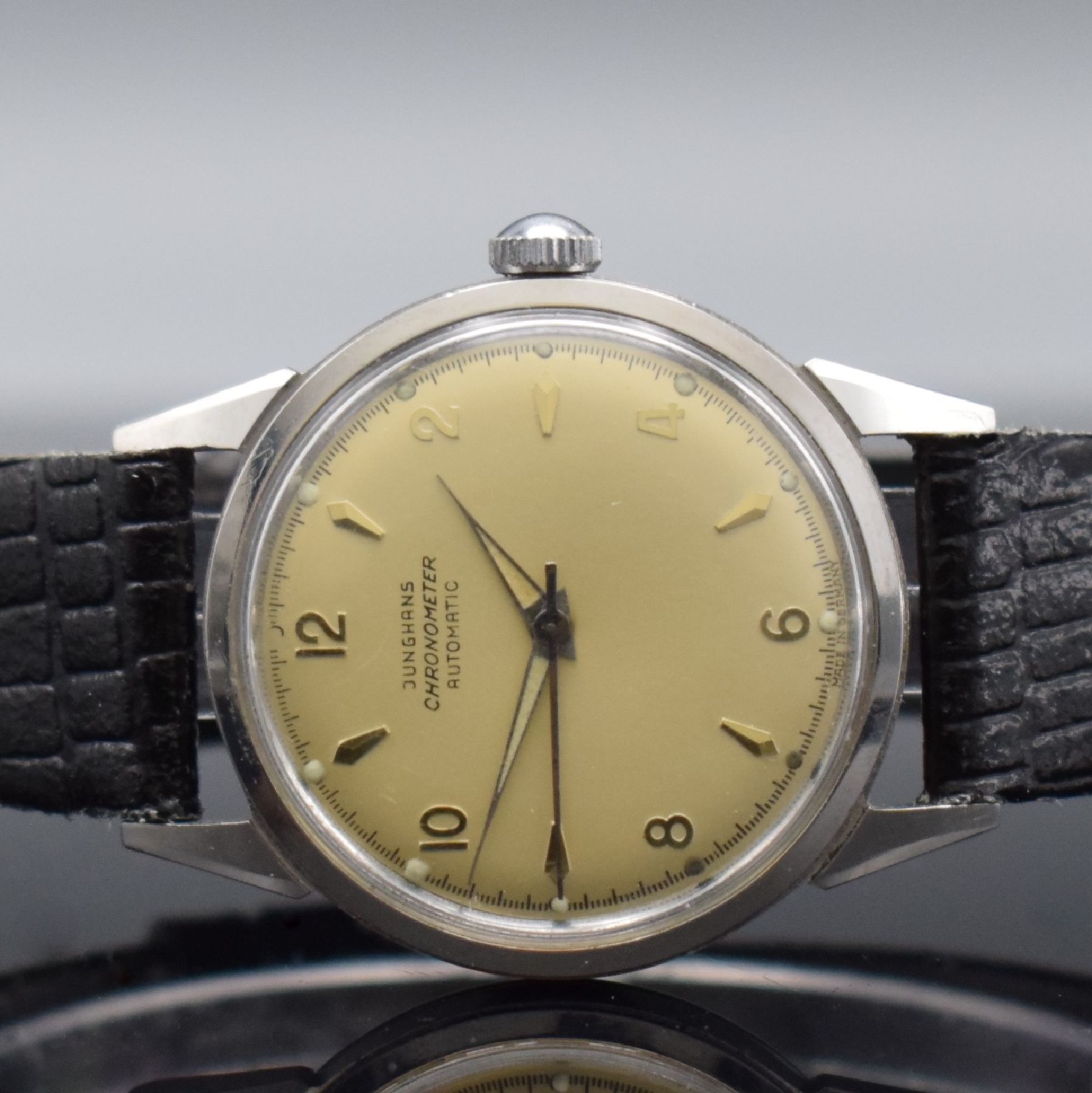 Detail a: JUNGHANS Chronometer Automatic Herrenarmbanduhr in Stahl, Deutschland um 1958, 2-tlg. Geh., Boden aufgedr., silb. Zifferbl. m. aufges. gold. Indizes ...