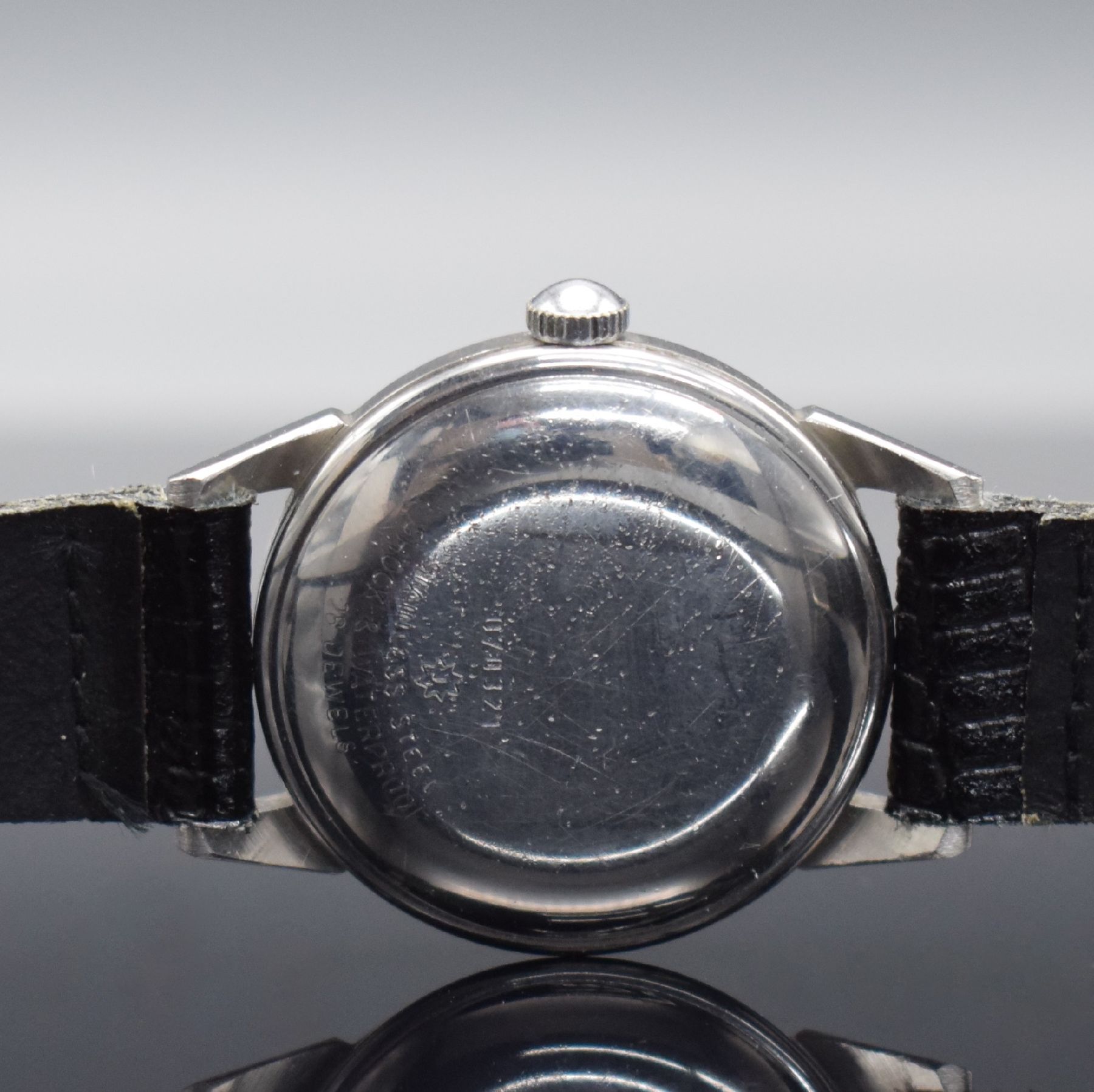 Detail d: JUNGHANS Chronometer Automatic Herrenarmbanduhr in Stahl, Deutschland um 1958, 2-tlg. Geh., Boden aufgedr., silb. Zifferbl. m. aufges. gold. Indizes ...