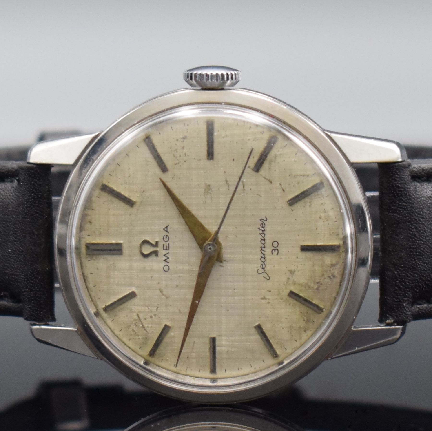 Detail a: OMEGA Herrenarmbanduhr Seamaster 30 Referenz 135.003-62-SC, Handaufzug, Schweiz um 1962, Edelstahlgeh., verschr. Boden mit Seamaster Logo, silb. ...