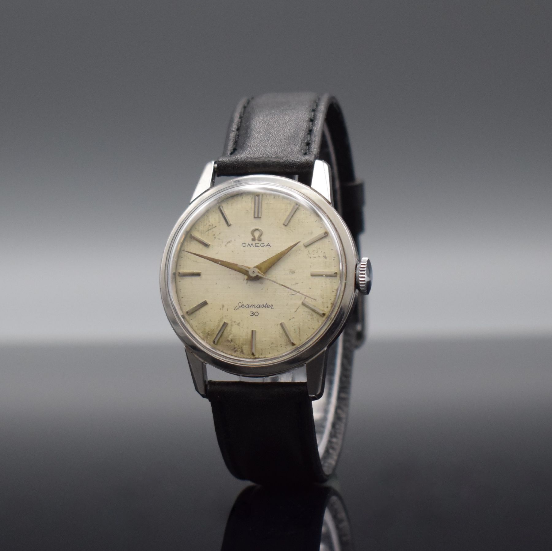 Detail b: OMEGA Herrenarmbanduhr Seamaster 30 Referenz 135.003-62-SC, Handaufzug, Schweiz um 1962, Edelstahlgeh., verschr. Boden mit Seamaster Logo, silb. ...