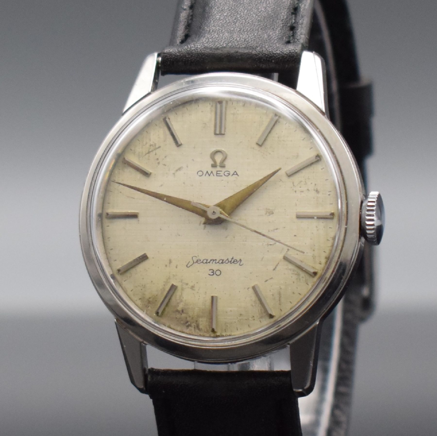 Detail c: OMEGA Herrenarmbanduhr Seamaster 30 Referenz 135.003-62-SC, Handaufzug, Schweiz um 1962, Edelstahlgeh., verschr. Boden mit Seamaster Logo, silb. ...