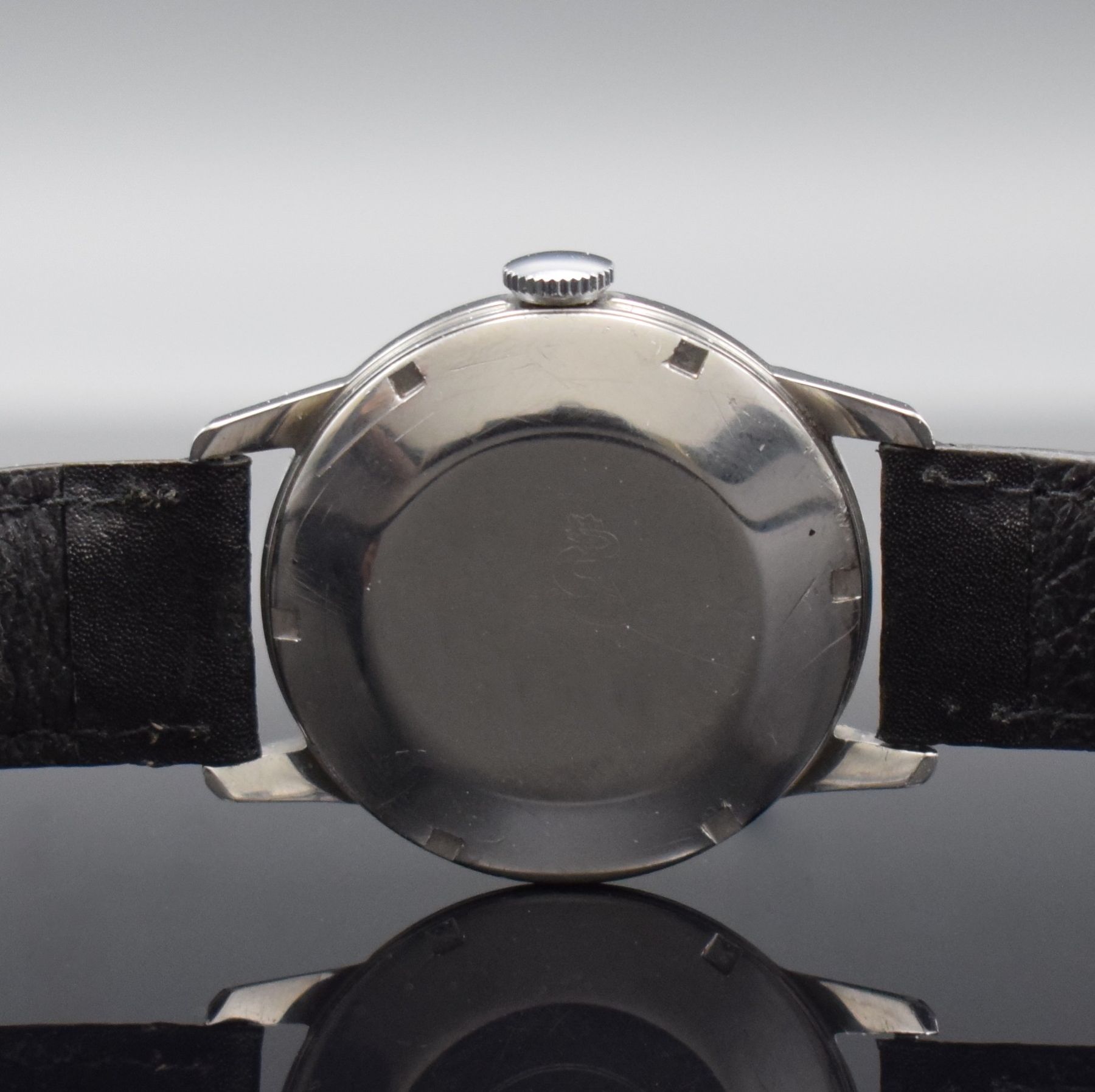 Detail d: OMEGA Herrenarmbanduhr Seamaster 30 Referenz 135.003-62-SC, Handaufzug, Schweiz um 1962, Edelstahlgeh., verschr. Boden mit Seamaster Logo, silb. ...