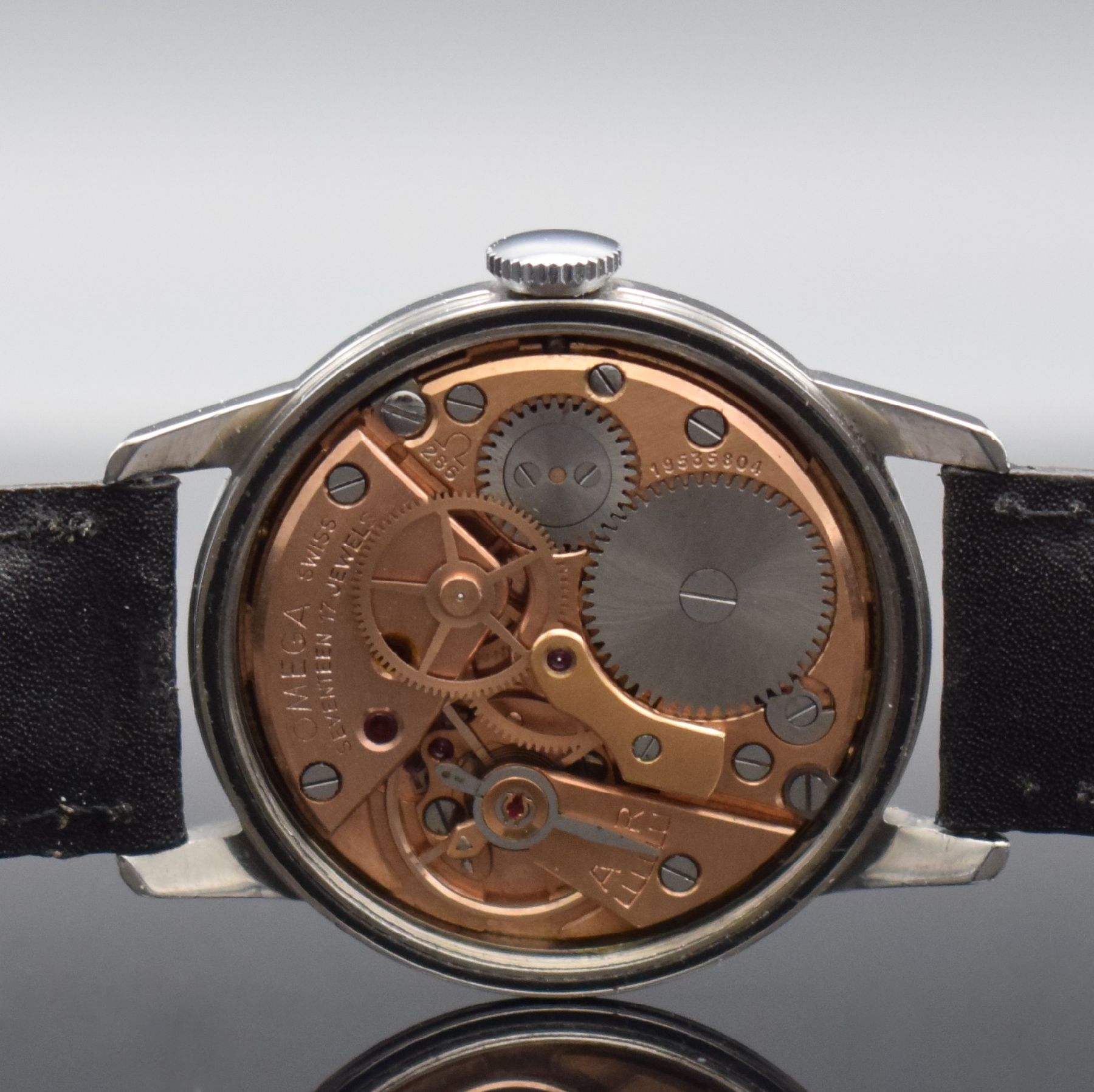 Detail e: OMEGA Herrenarmbanduhr Seamaster 30 Referenz 135.003-62-SC, Handaufzug, Schweiz um 1962, Edelstahlgeh., verschr. Boden mit Seamaster Logo, silb. ...