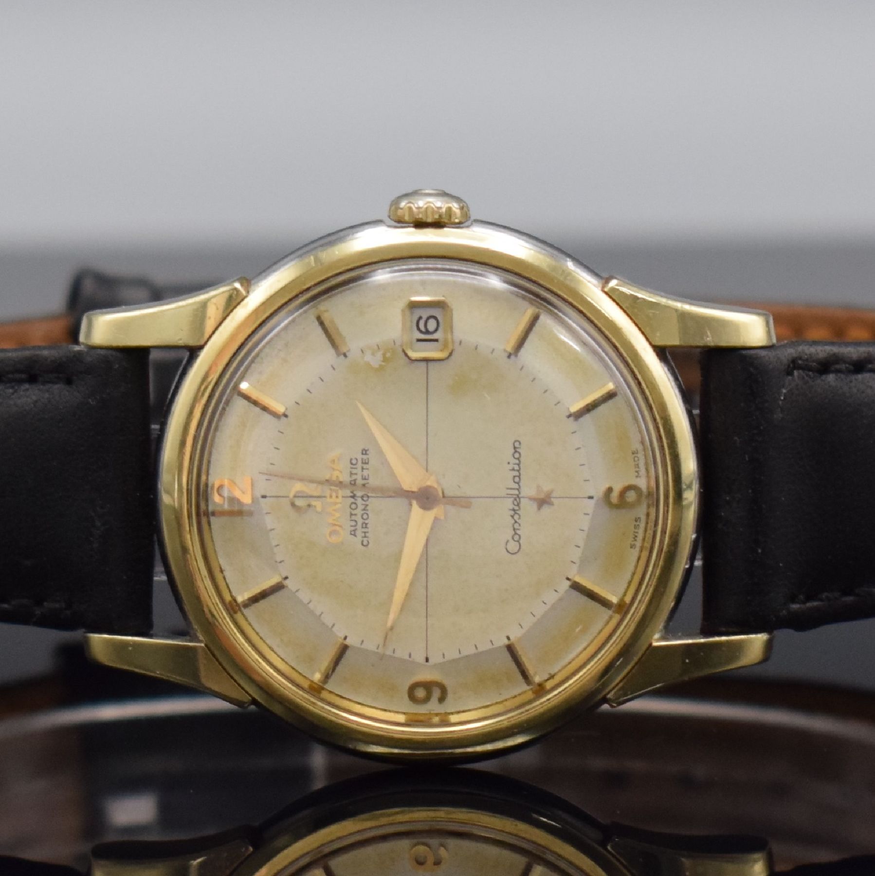 Detail a: OMEGA Constellation Chronometer Armbanduhr, Schweiz um 1961, Automatik, Ref. 14393 7 SC, Metallgeh. mit Goldhaube, im Zentrum des Schraubbodens ...