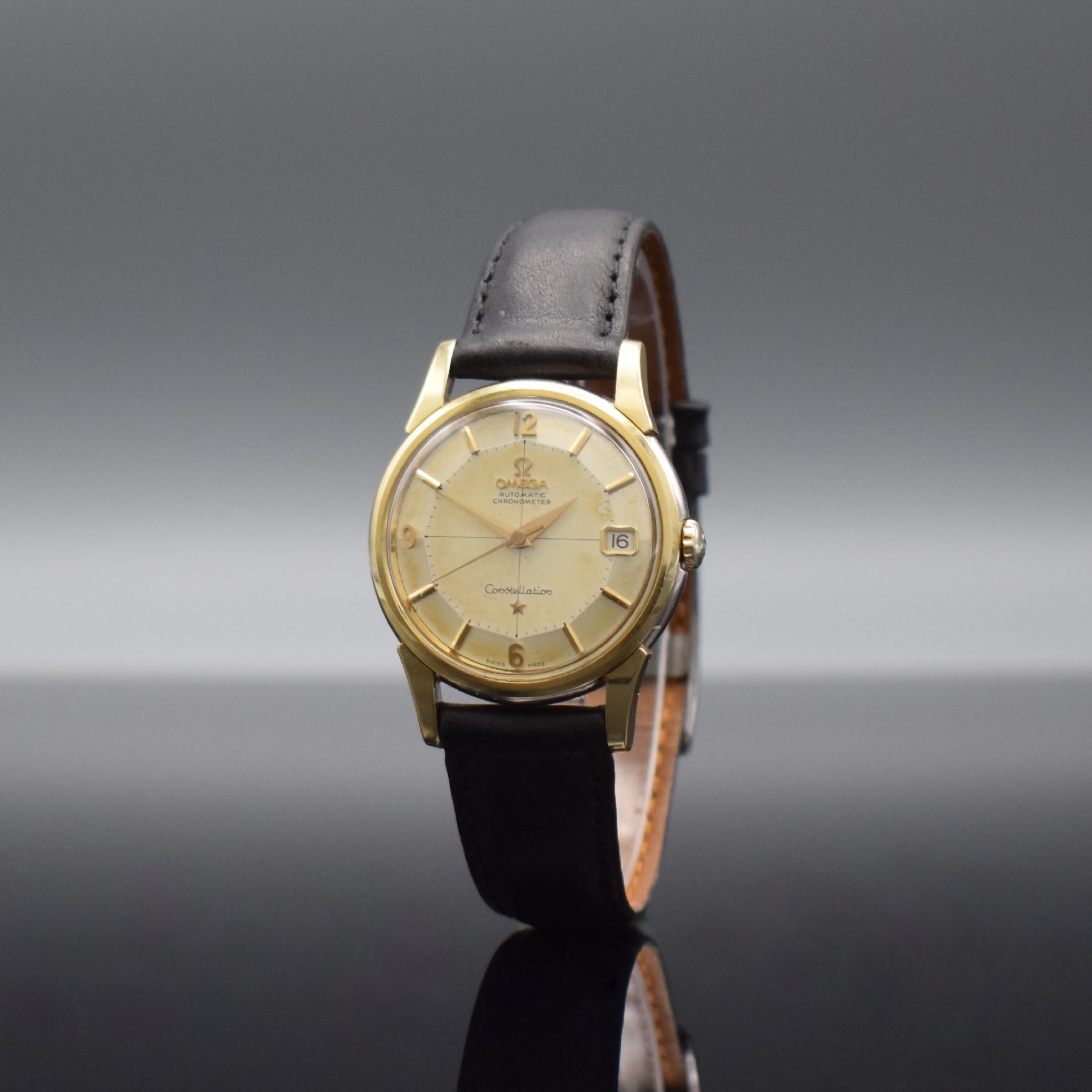 Detail b: OMEGA Constellation Chronometer Armbanduhr, Schweiz um 1961, Automatik, Ref. 14393 7 SC, Metallgeh. mit Goldhaube, im Zentrum des Schraubbodens ...