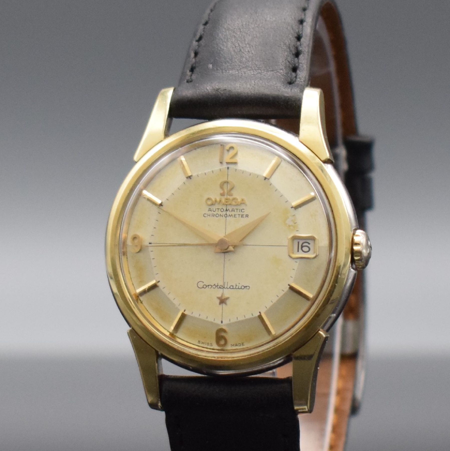 Detail c: OMEGA Constellation Chronometer Armbanduhr, Schweiz um 1961, Automatik, Ref. 14393 7 SC, Metallgeh. mit Goldhaube, im Zentrum des Schraubbodens ...