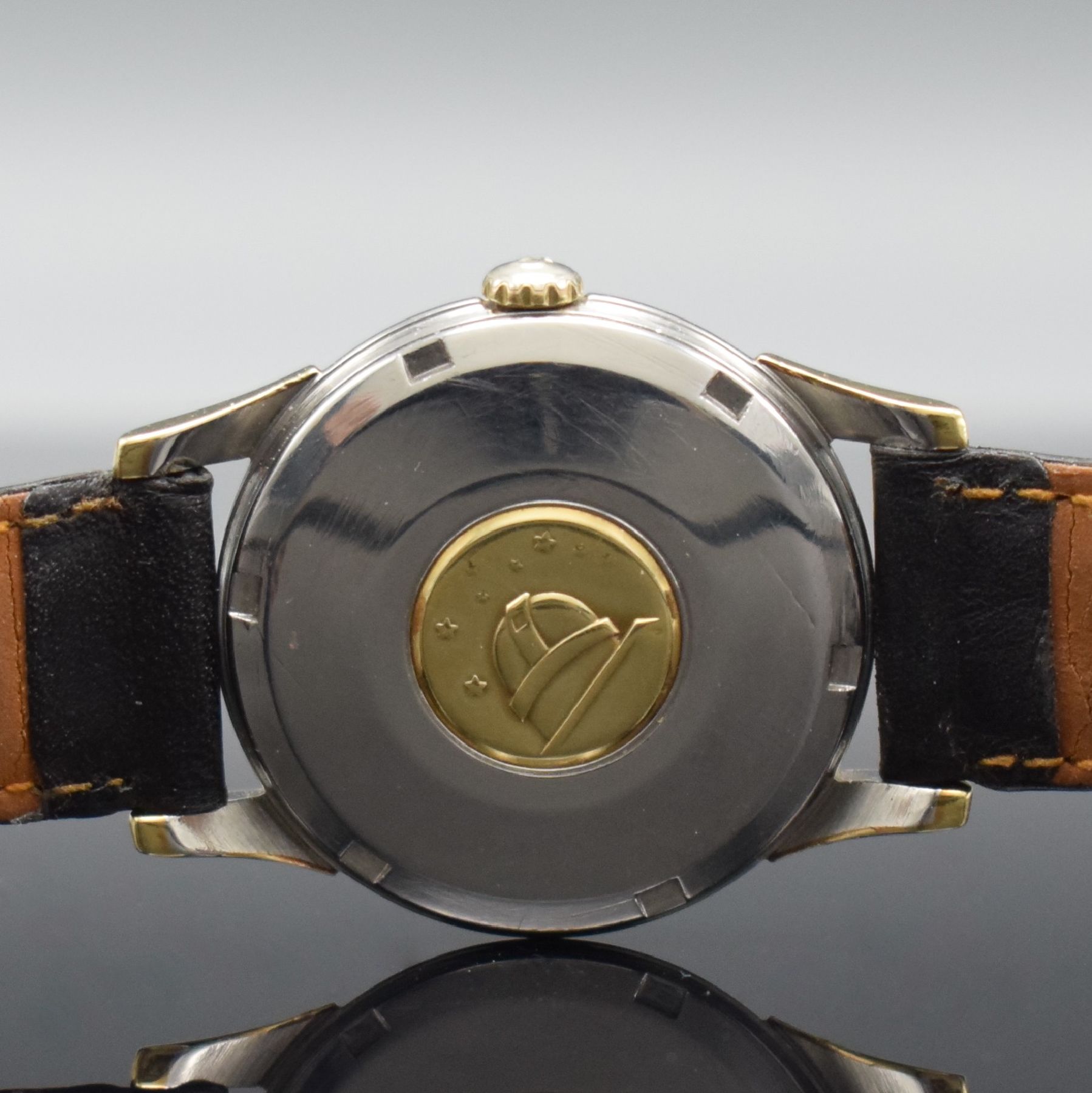 Detail e: OMEGA Constellation Chronometer Armbanduhr, Schweiz um 1961, Automatik, Ref. 14393 7 SC, Metallgeh. mit Goldhaube, im Zentrum des Schraubbodens ...