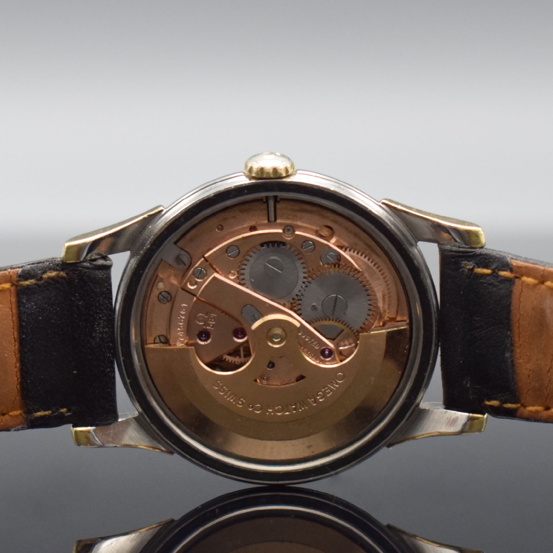 Detail f: OMEGA Constellation Chronometer Armbanduhr, Schweiz um 1961, Automatik, Ref. 14393 7 SC, Metallgeh. mit Goldhaube, im Zentrum des Schraubbodens ...