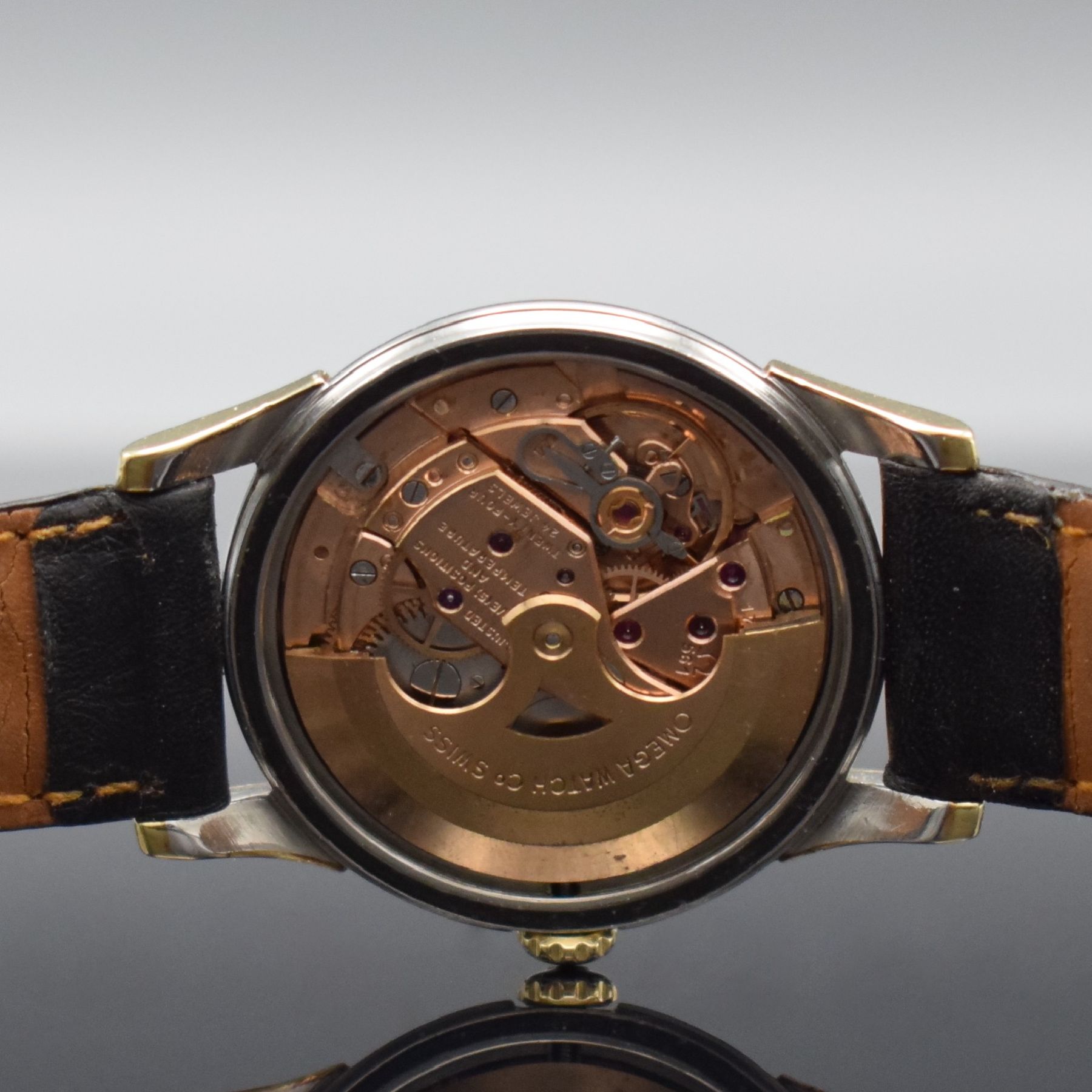Detail g: OMEGA Constellation Chronometer Armbanduhr, Schweiz um 1961, Automatik, Ref. 14393 7 SC, Metallgeh. mit Goldhaube, im Zentrum des Schraubbodens ...