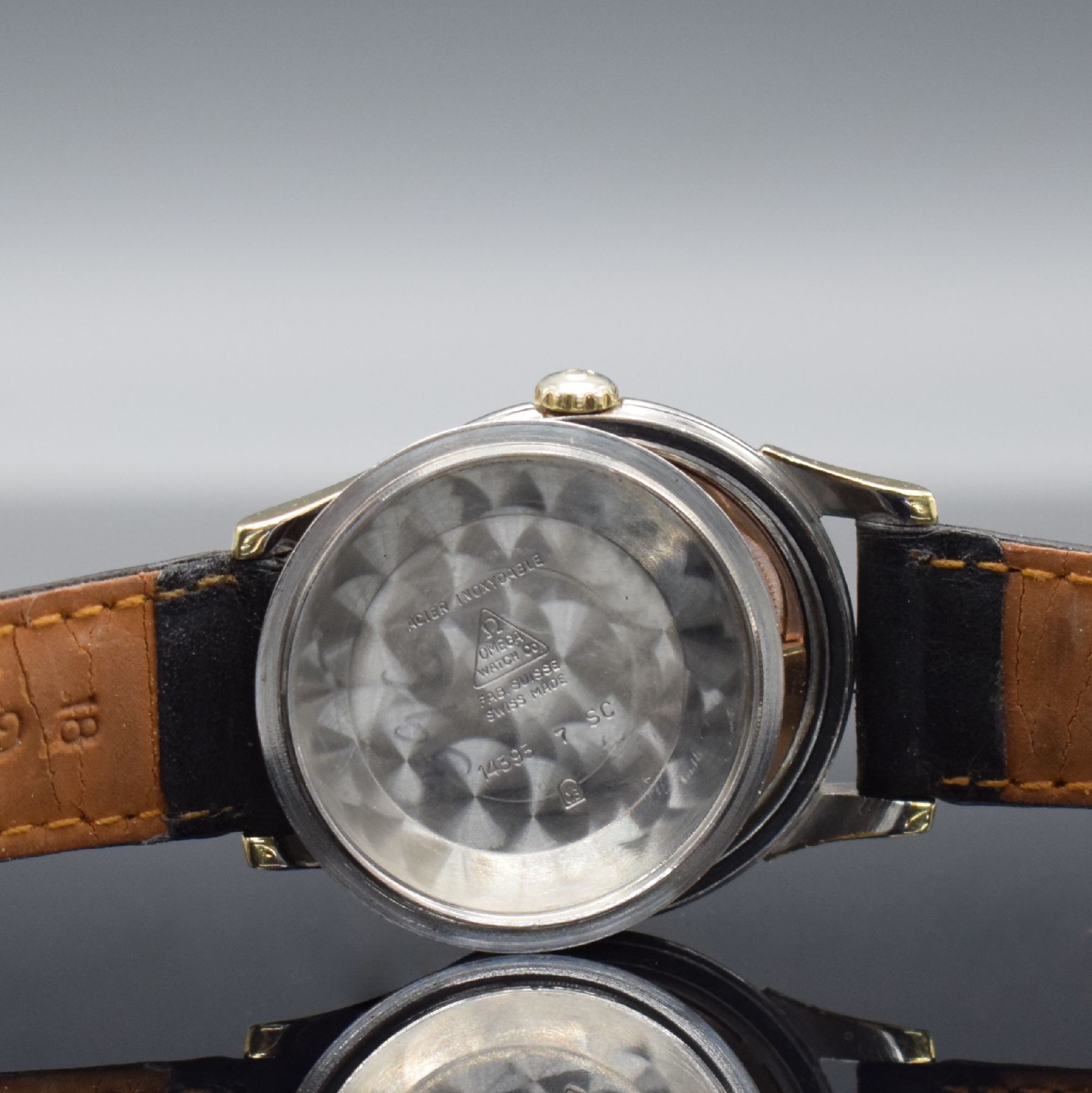 Detail h: OMEGA Constellation Chronometer Armbanduhr, Schweiz um 1961, Automatik, Ref. 14393 7 SC, Metallgeh. mit Goldhaube, im Zentrum des Schraubbodens ...