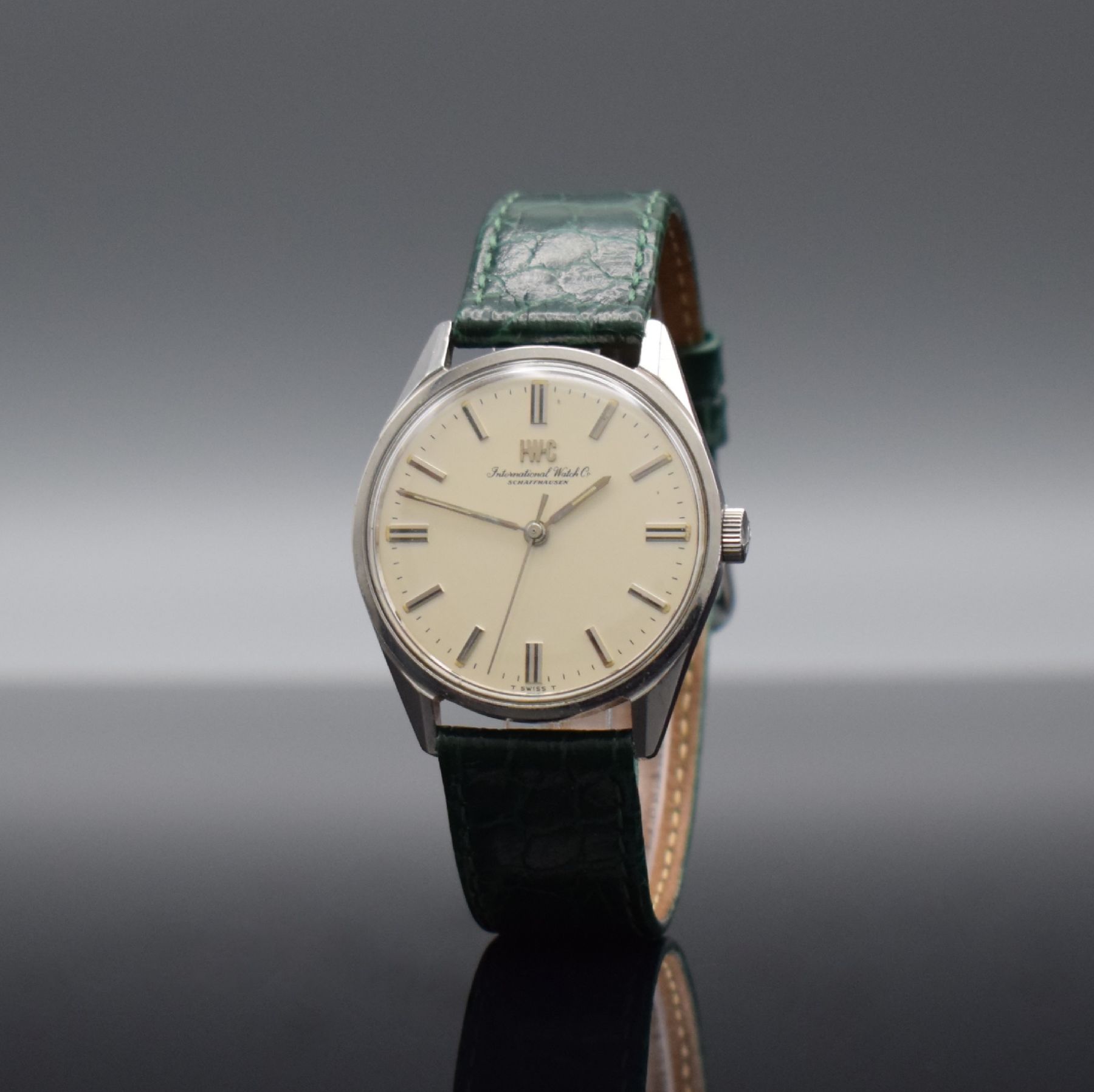 Detail b: IWC Herrenarmbanduhr in Stahl Referenz R810,Handaufzug, Schweiz um 1967, 2-teil. Geh., Boden verschr., silb. Zifferbl. m. aufgel. Indizes & ...
