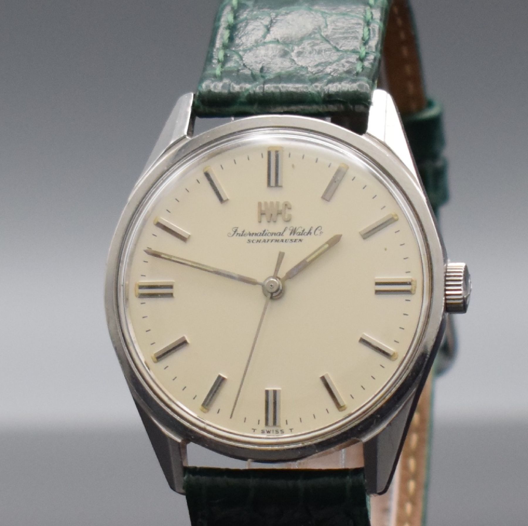 Detail c: IWC Herrenarmbanduhr in Stahl Referenz R810,Handaufzug, Schweiz um 1967, 2-teil. Geh., Boden verschr., silb. Zifferbl. m. aufgel. Indizes & ...