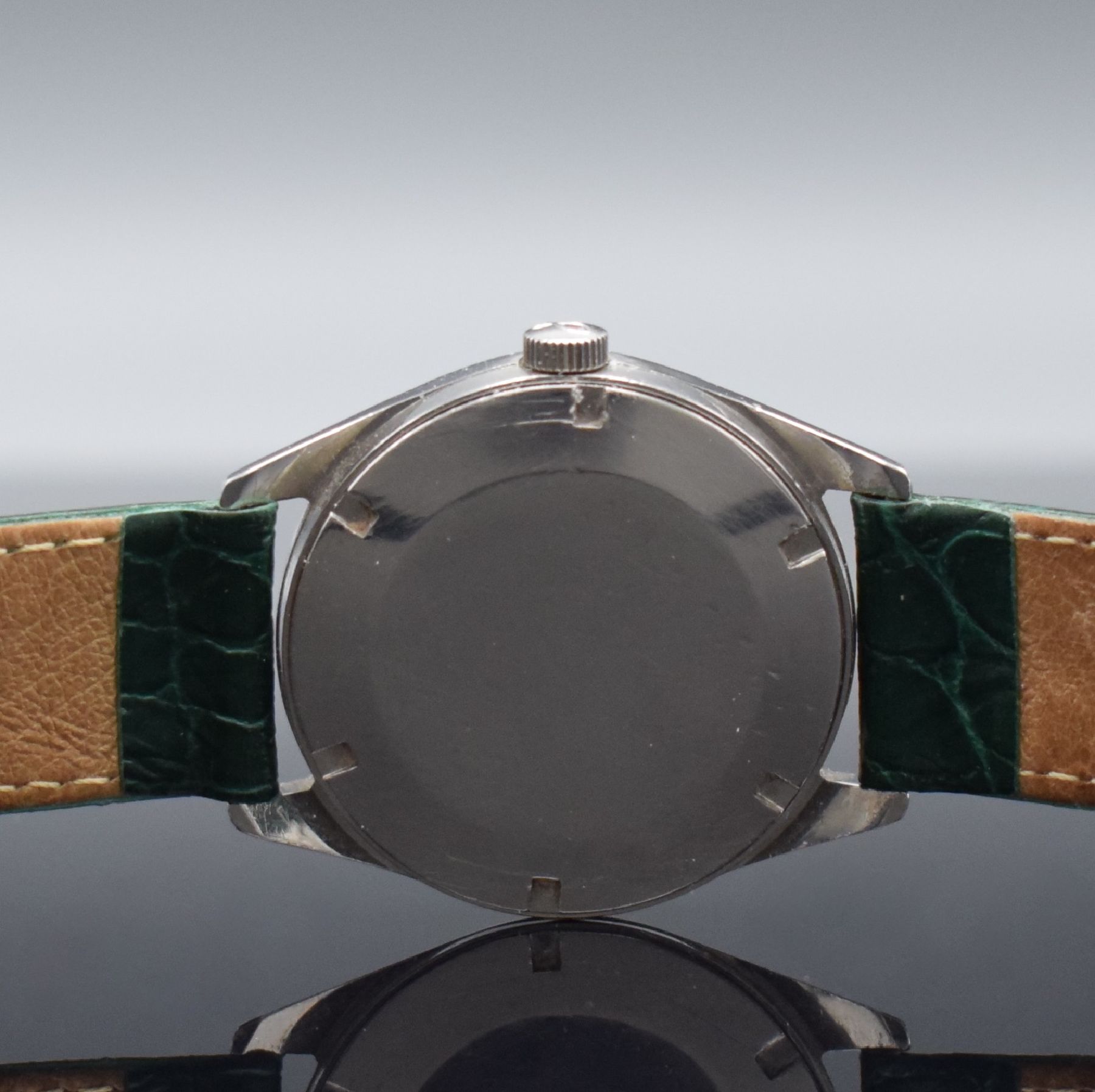 Detail d: IWC Herrenarmbanduhr in Stahl Referenz R810,Handaufzug, Schweiz um 1967, 2-teil. Geh., Boden verschr., silb. Zifferbl. m. aufgel. Indizes & ...