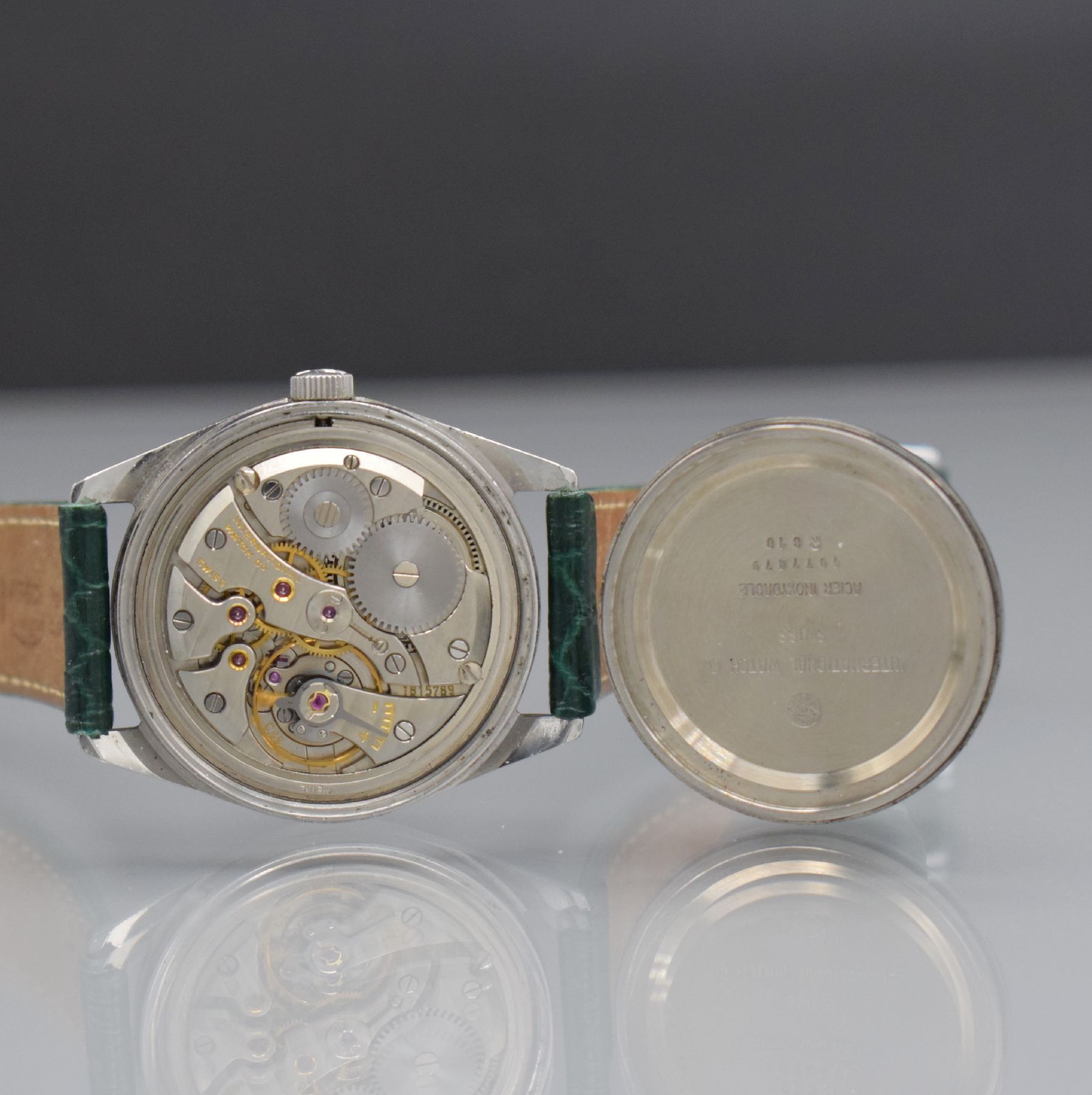 Detail e: IWC Herrenarmbanduhr in Stahl Referenz R810,Handaufzug, Schweiz um 1967, 2-teil. Geh., Boden verschr., silb. Zifferbl. m. aufgel. Indizes & ...
