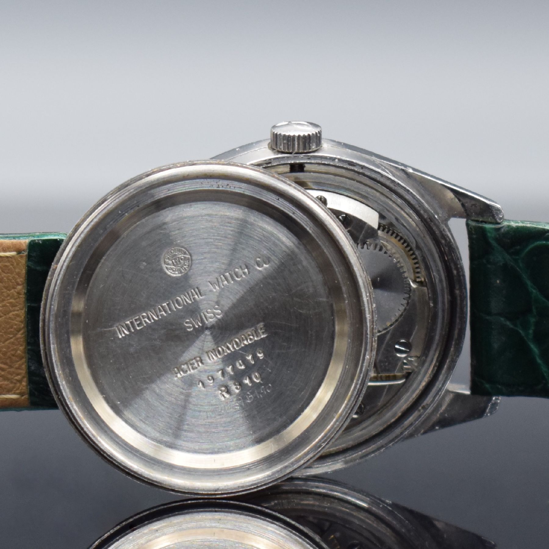 Detail f: IWC Herrenarmbanduhr in Stahl Referenz R810,Handaufzug, Schweiz um 1967, 2-teil. Geh., Boden verschr., silb. Zifferbl. m. aufgel. Indizes & ...