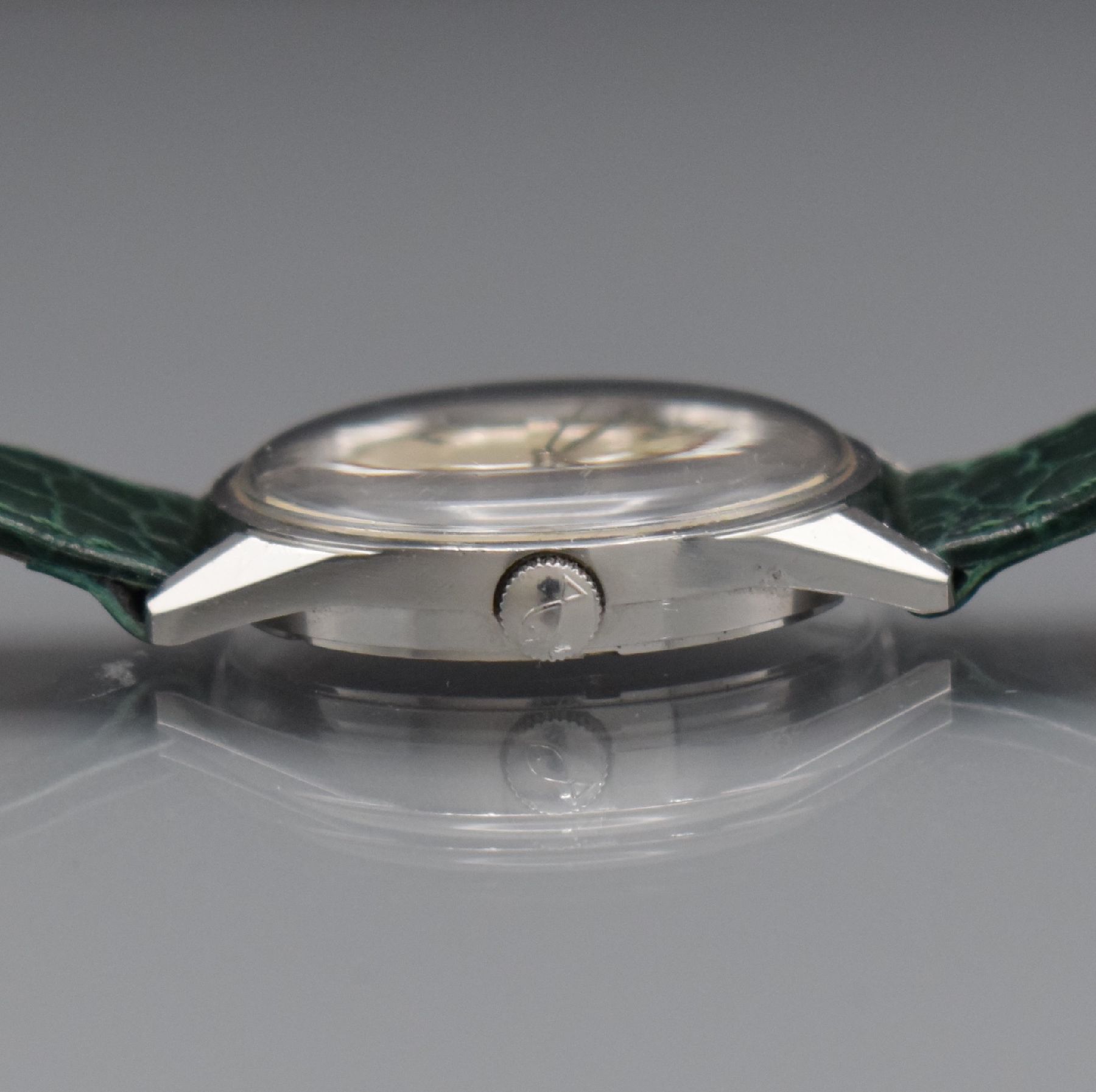 Detail i: IWC Herrenarmbanduhr in Stahl Referenz R810,Handaufzug, Schweiz um 1967, 2-teil. Geh., Boden verschr., silb. Zifferbl. m. aufgel. Indizes & ...