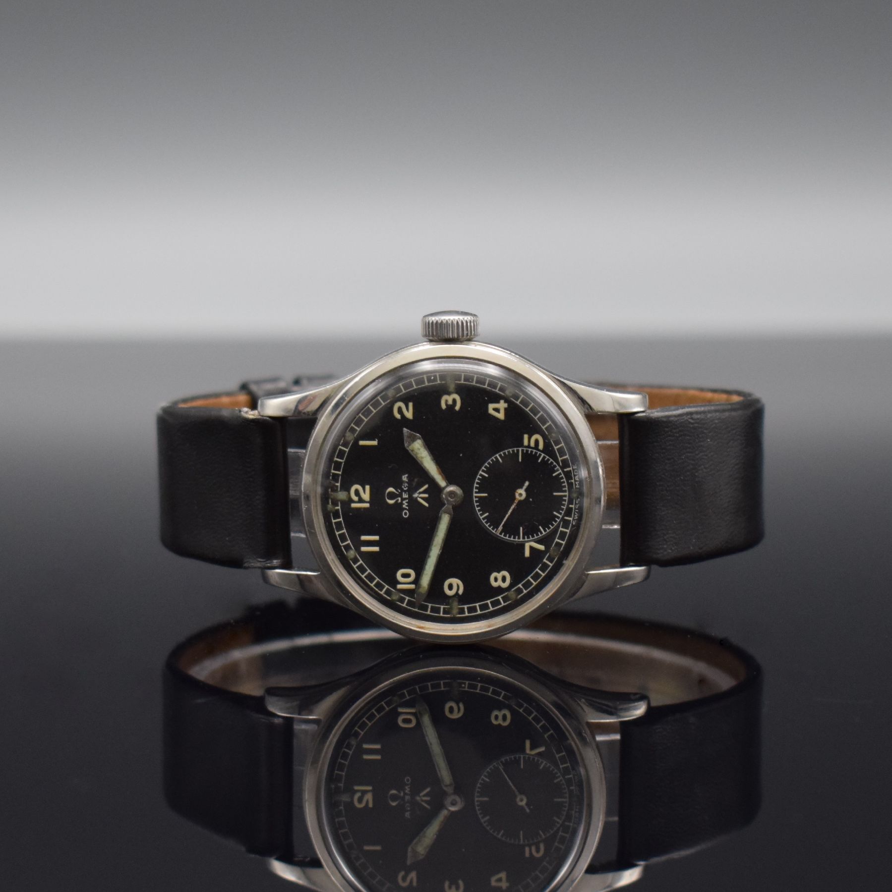 OMEGA Militärarmbanduhr für die britische Armee, Handaufzug, Schweiz um 1945, Edelstahl, verschr. Boden mit entsprechender Gravur, schwarzes ...