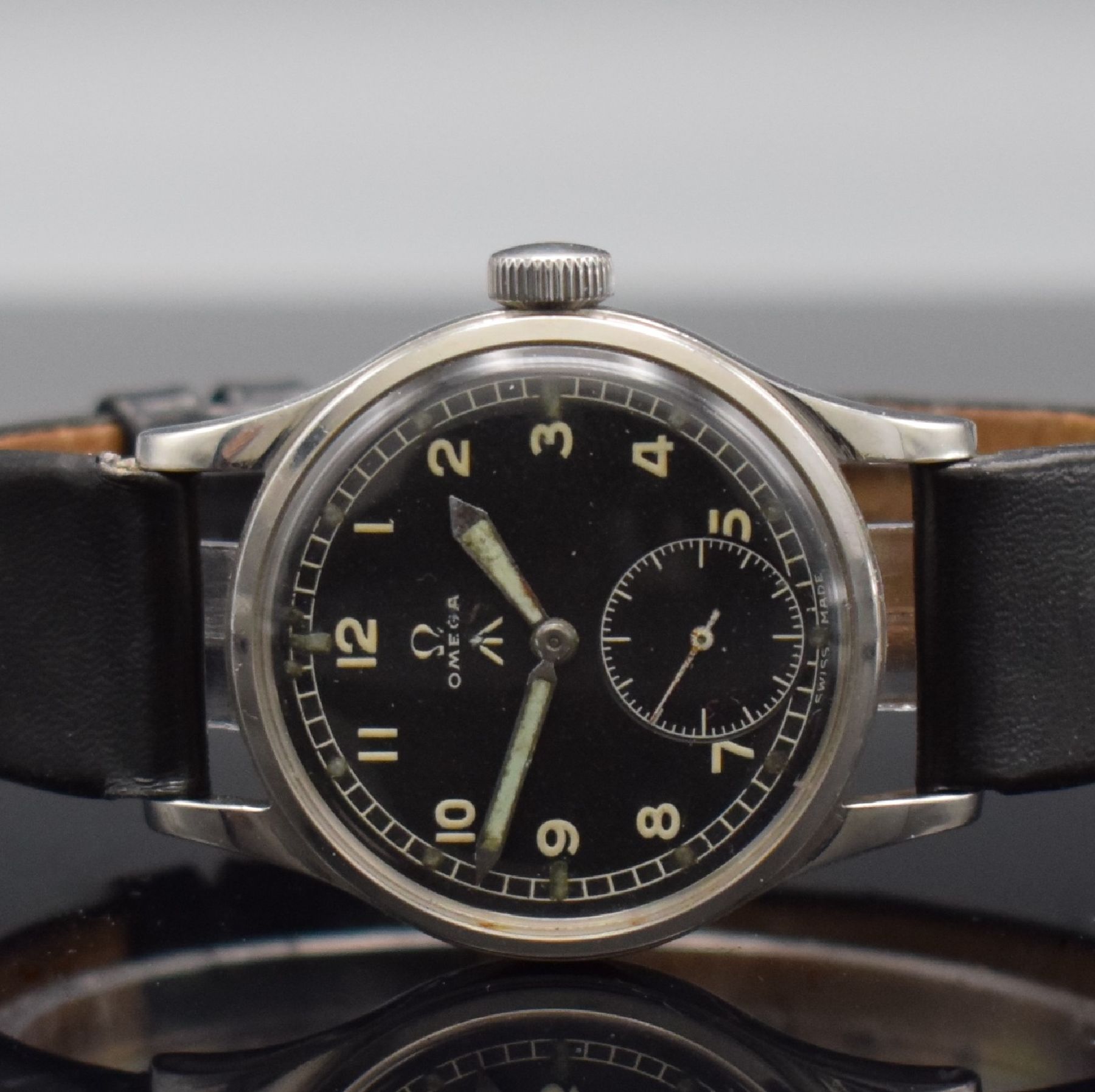 Detail a: OMEGA Militärarmbanduhr für die britische Armee, Handaufzug, Schweiz um 1945, Edelstahl, verschr. Boden mit entsprechender Gravur, schwarzes ...