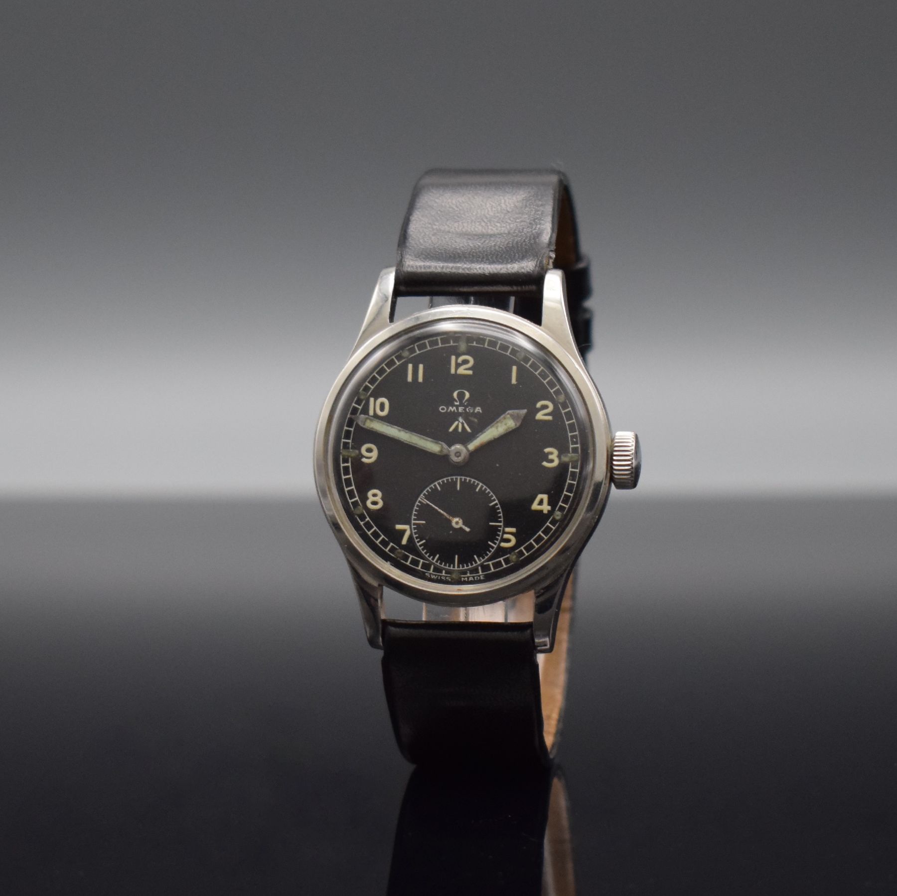 Detail b: OMEGA Militärarmbanduhr für die britische Armee, Handaufzug, Schweiz um 1945, Edelstahl, verschr. Boden mit entsprechender Gravur, schwarzes ...
