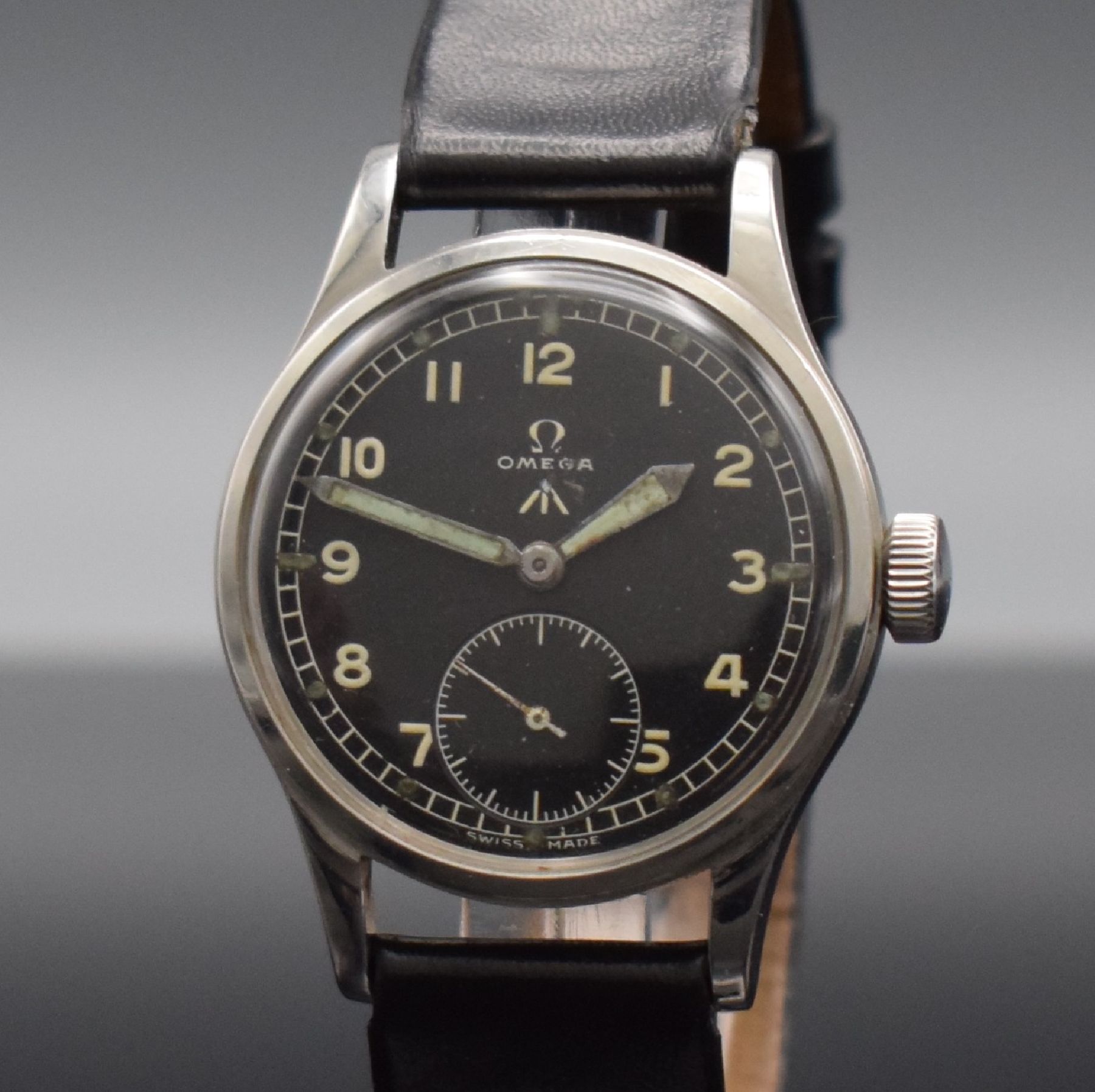 Detail c: OMEGA Militärarmbanduhr für die britische Armee, Handaufzug, Schweiz um 1945, Edelstahl, verschr. Boden mit entsprechender Gravur, schwarzes ...