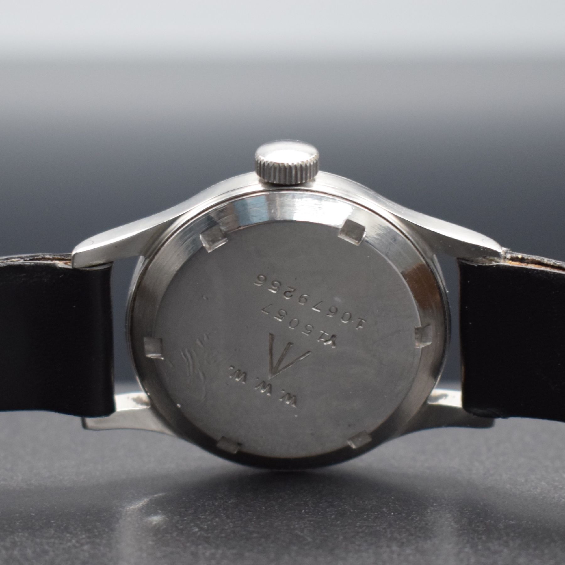 Detail d: OMEGA Militärarmbanduhr für die britische Armee, Handaufzug, Schweiz um 1945, Edelstahl, verschr. Boden mit entsprechender Gravur, schwarzes ...
