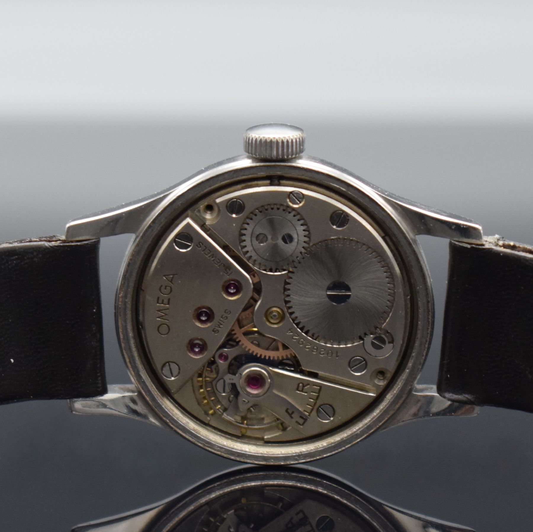 Detail e: OMEGA Militärarmbanduhr für die britische Armee, Handaufzug, Schweiz um 1945, Edelstahl, verschr. Boden mit entsprechender Gravur, schwarzes ...