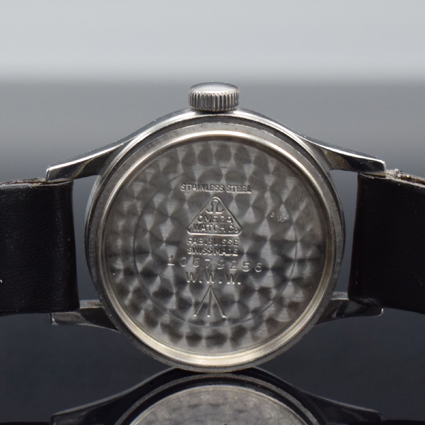 Detail f: OMEGA Militärarmbanduhr für die britische Armee, Handaufzug, Schweiz um 1945, Edelstahl, verschr. Boden mit entsprechender Gravur, schwarzes ...