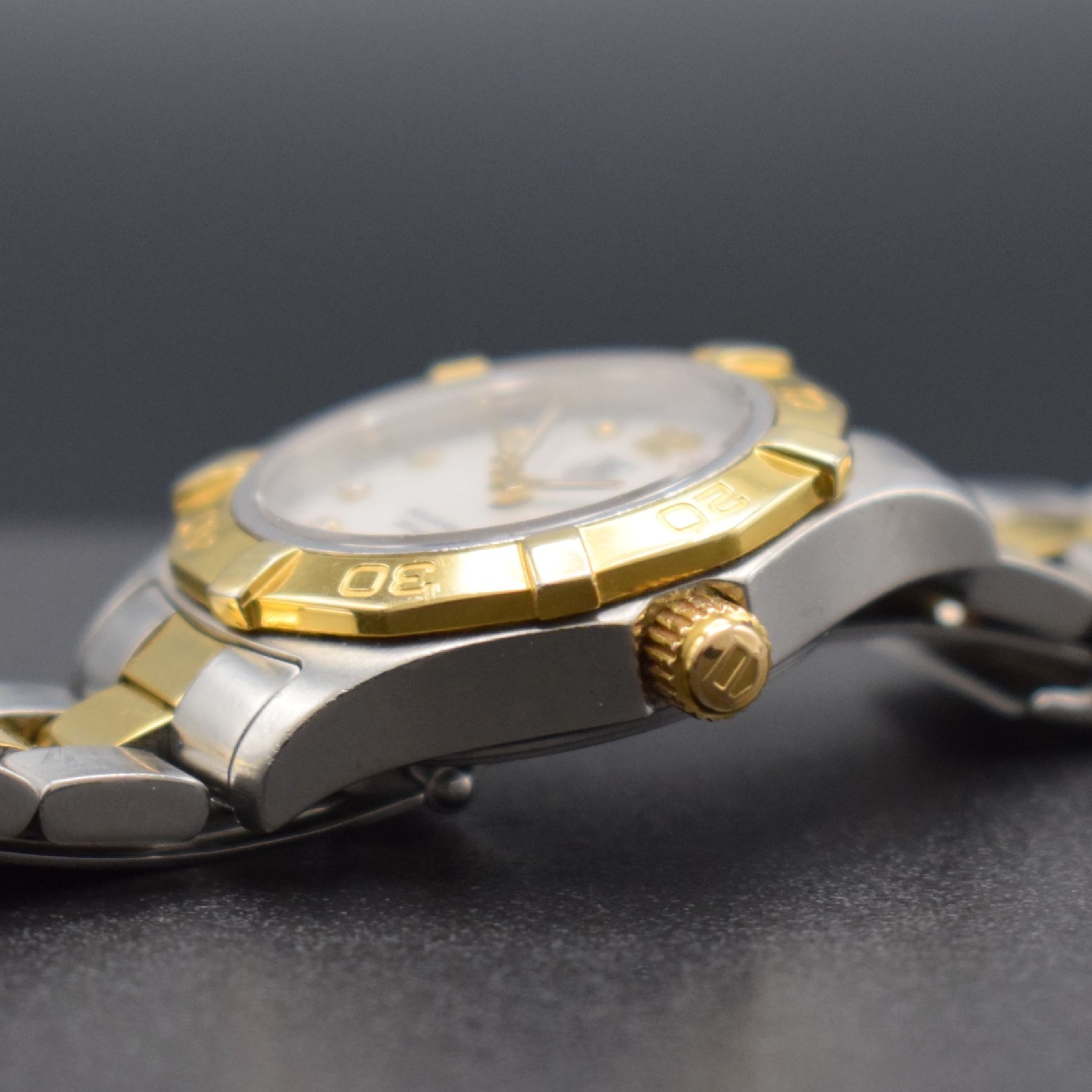 Detail e: TAG HEUER Aquaracer Damenarmbanduhr, Schweiz um 2010, quarz, Ref. WAF 1425, verschr. Gehäuse in Edelstahl/Gold inkl. Gliederband m. Faltschl. eins. ...