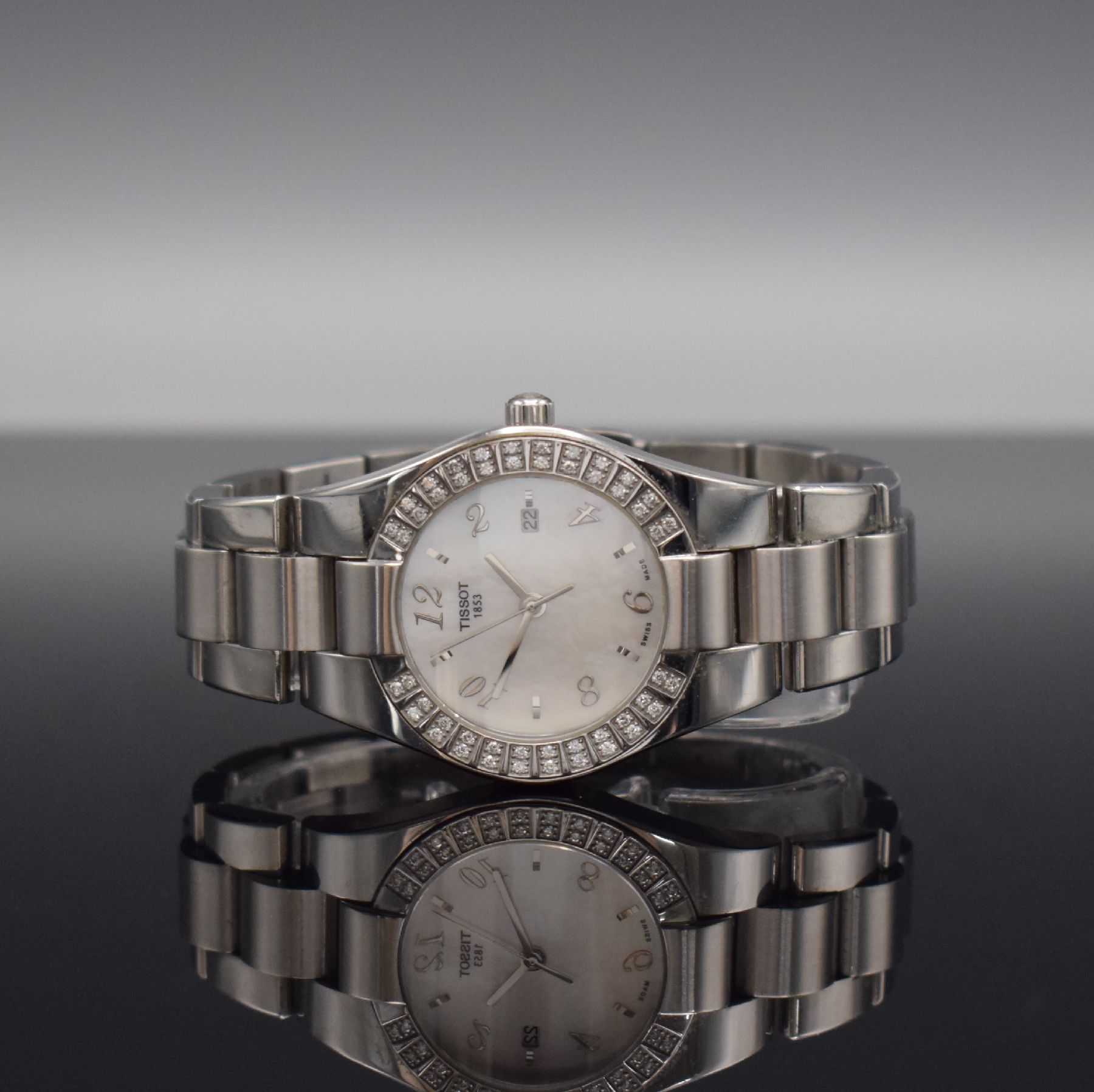 TISSOT 1853 Diamantbesetzte Armbanduhr in Stahl, Schweiz um 2010, quartz, gedr. Geh., integr. orig. Stahlband, Perlmuttzifferbl. m. aufges. silb. ...