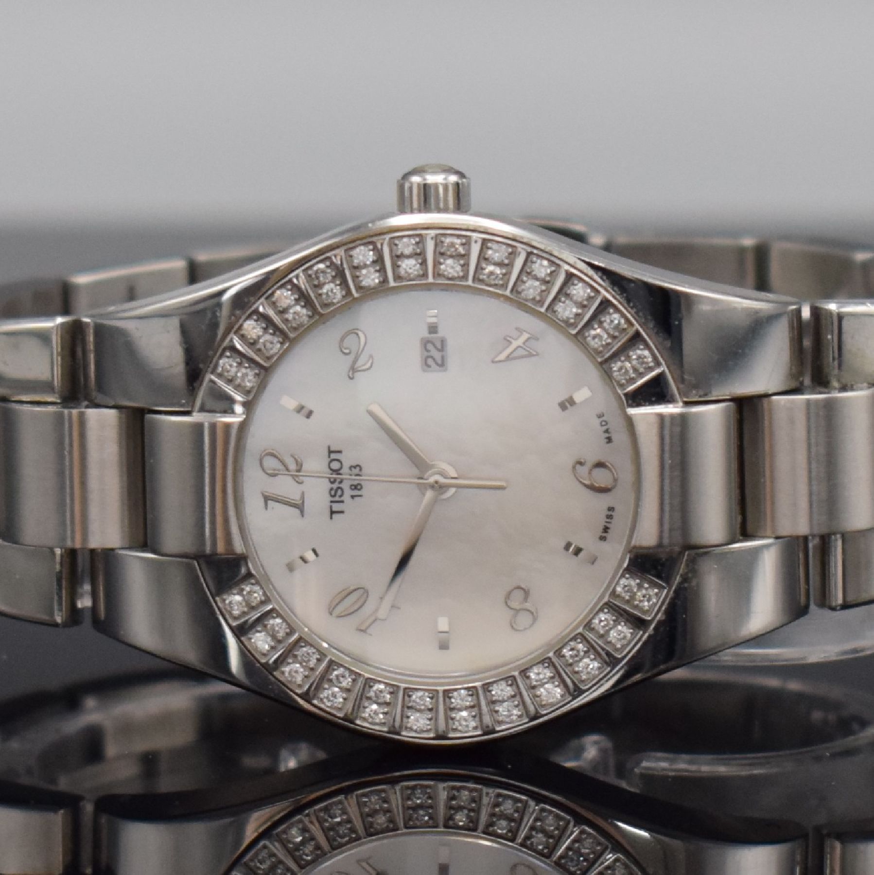 Detail a: TISSOT 1853 Diamantbesetzte Armbanduhr in Stahl, Schweiz um 2010, quartz, gedr. Geh., integr. orig. Stahlband, Perlmuttzifferbl. m. aufges. silb. ...