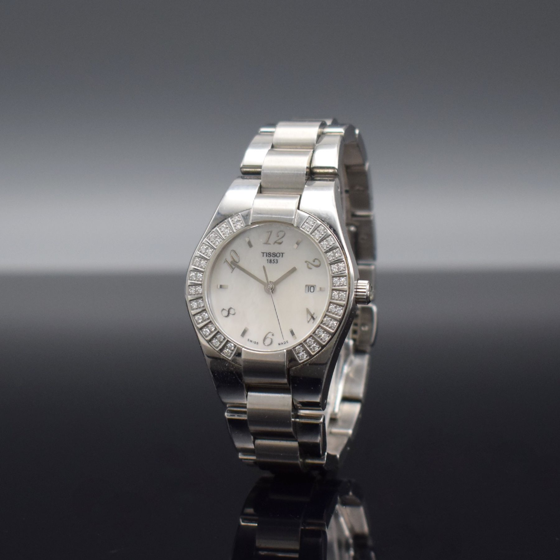 Detail b: TISSOT 1853 Diamantbesetzte Armbanduhr in Stahl, Schweiz um 2010, quartz, gedr. Geh., integr. orig. Stahlband, Perlmuttzifferbl. m. aufges. silb. ...